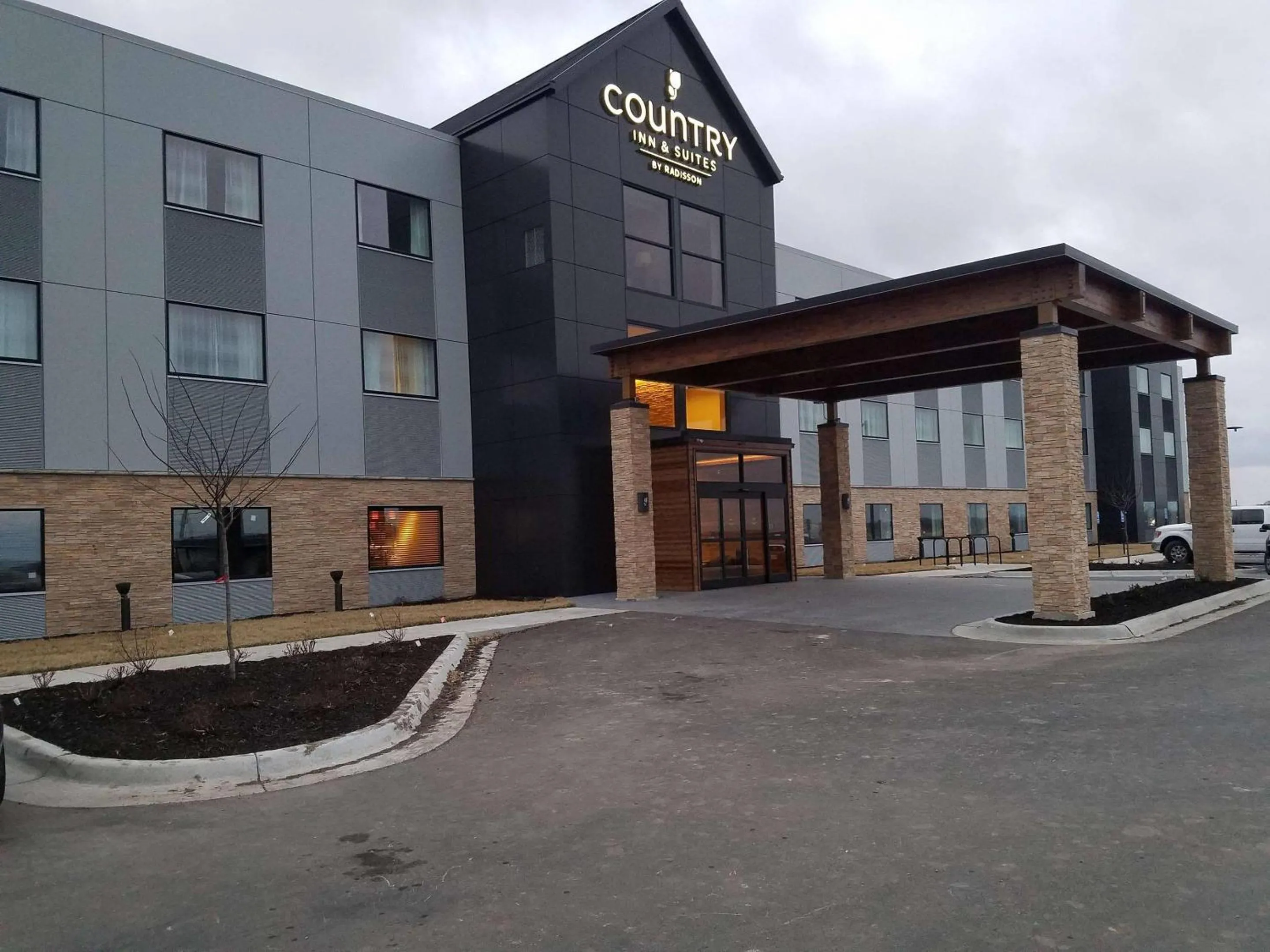Property building in Country Inn & Suites by Radisson, Lawrence, KS