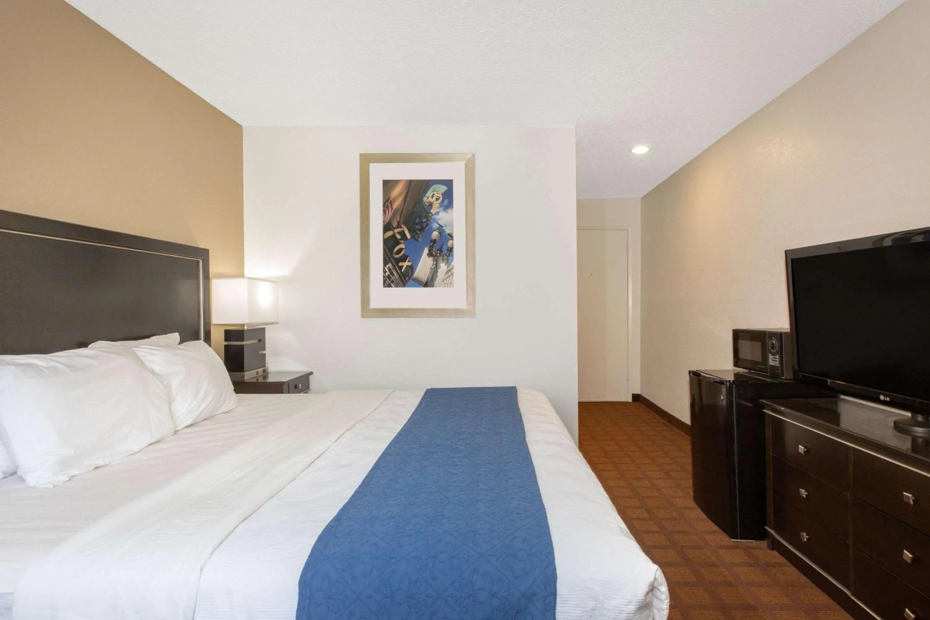 Photo of the whole room, Bed in Umpqua Valley Hotel