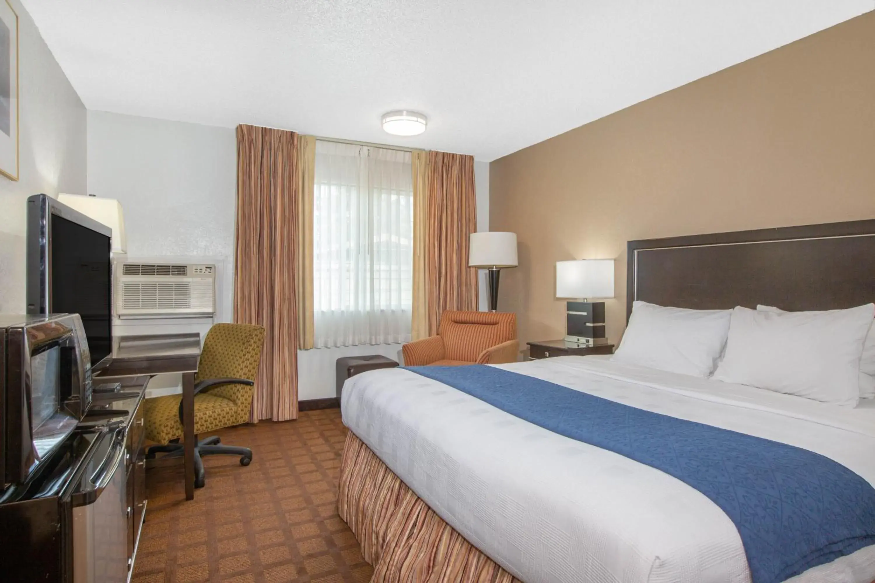 King Suite - Non-Smoking in Umpqua Valley Hotel King Suite - Non-Smoking in Umpqua Valley Hotel