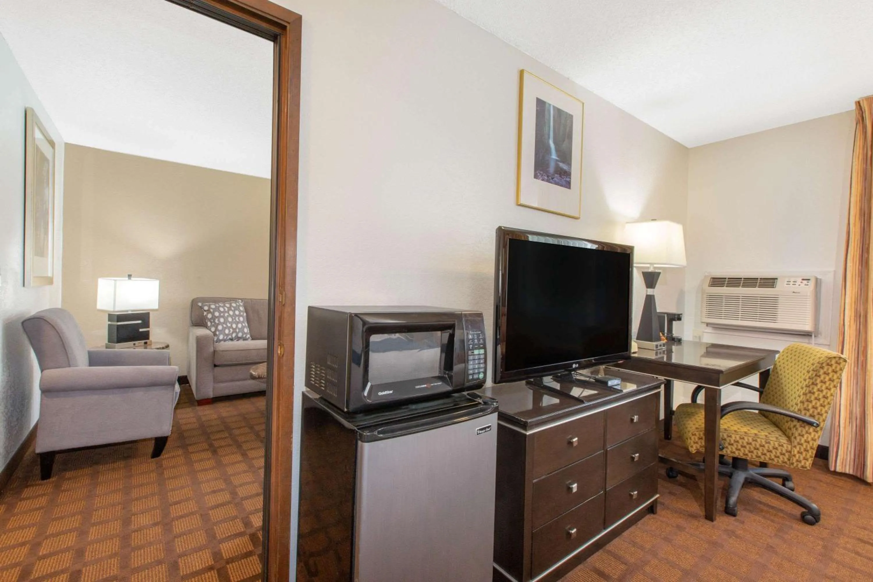 Living room in Umpqua Valley Hotel