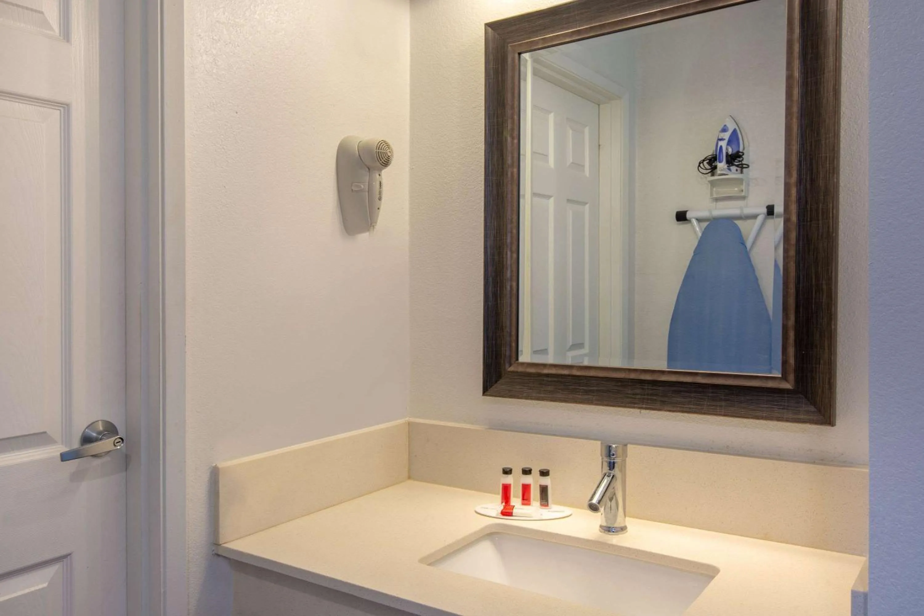 Bathroom in Umpqua Valley Hotel