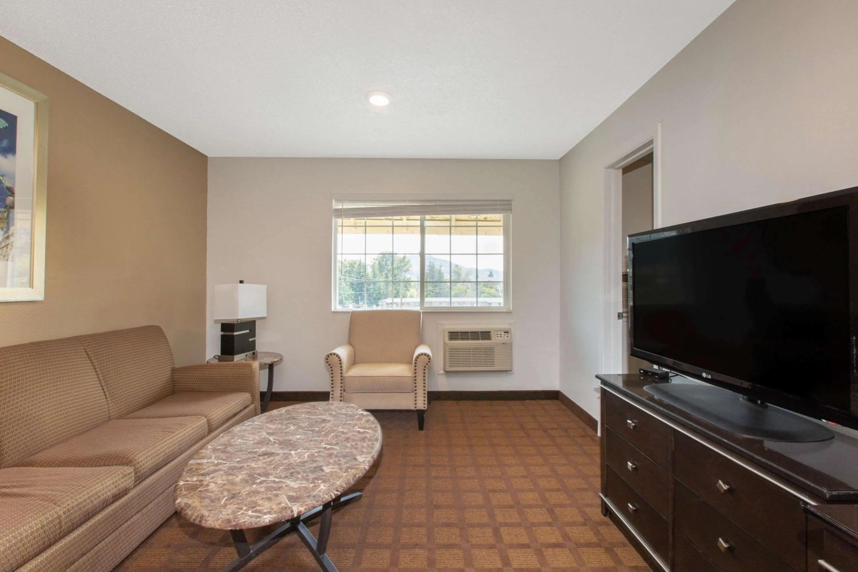 Living room in Umpqua Valley Hotel