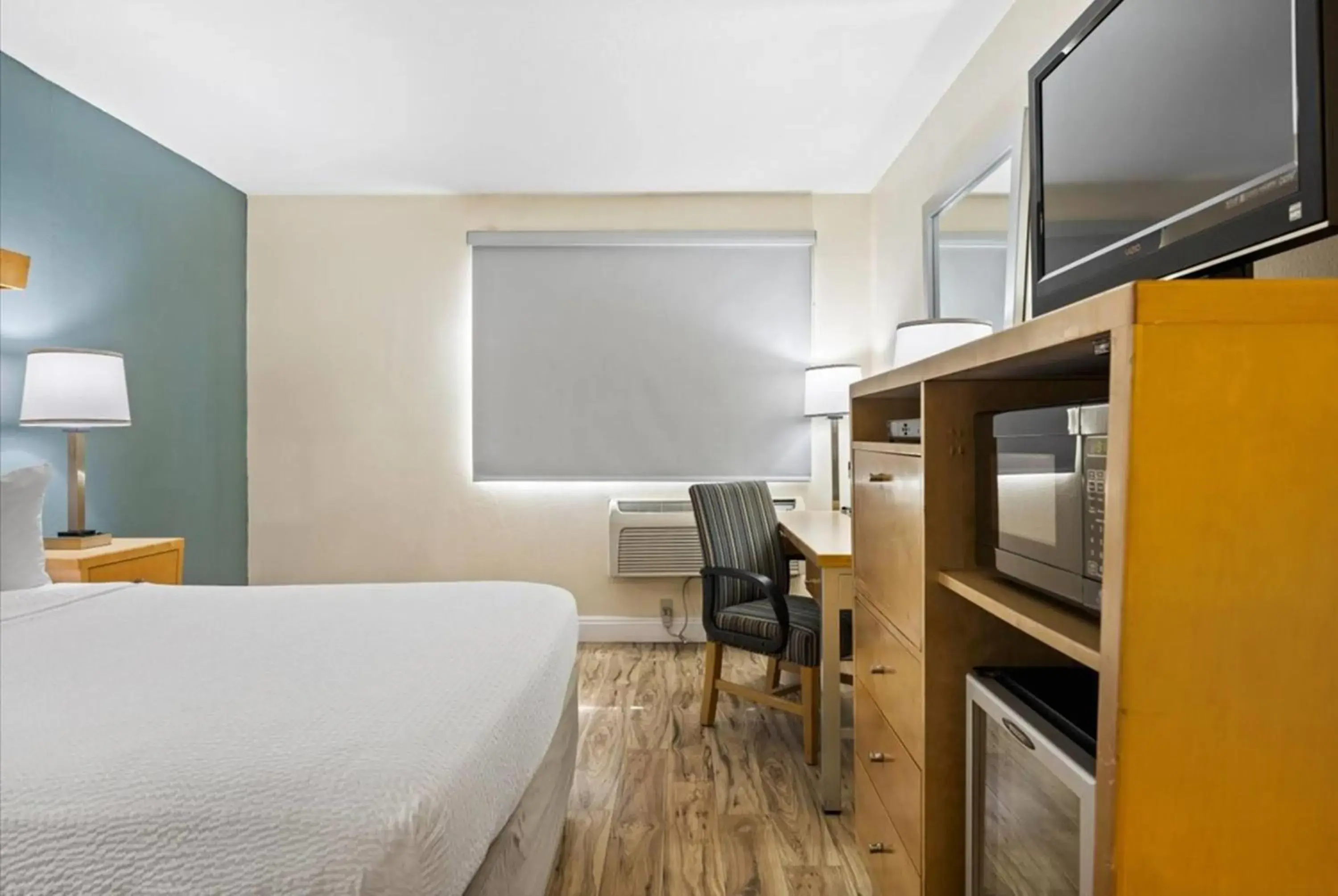 King Room - Non-Smoking in Days Inn by Wyndham Woodland King Room - Non-Smoking in Days Inn by Wyndham Woodland