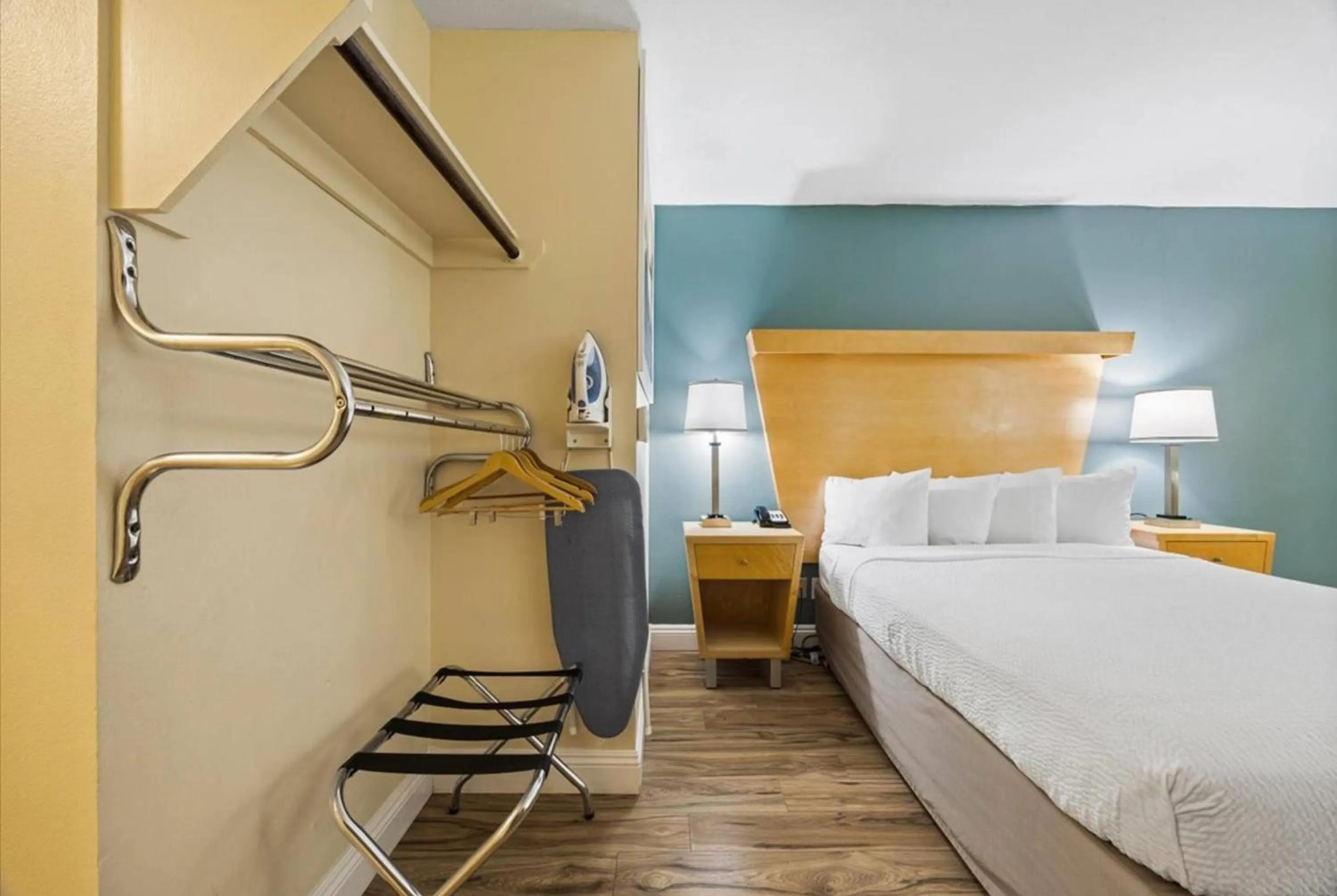 Photo of the whole room, Bed in Days Inn by Wyndham Woodland