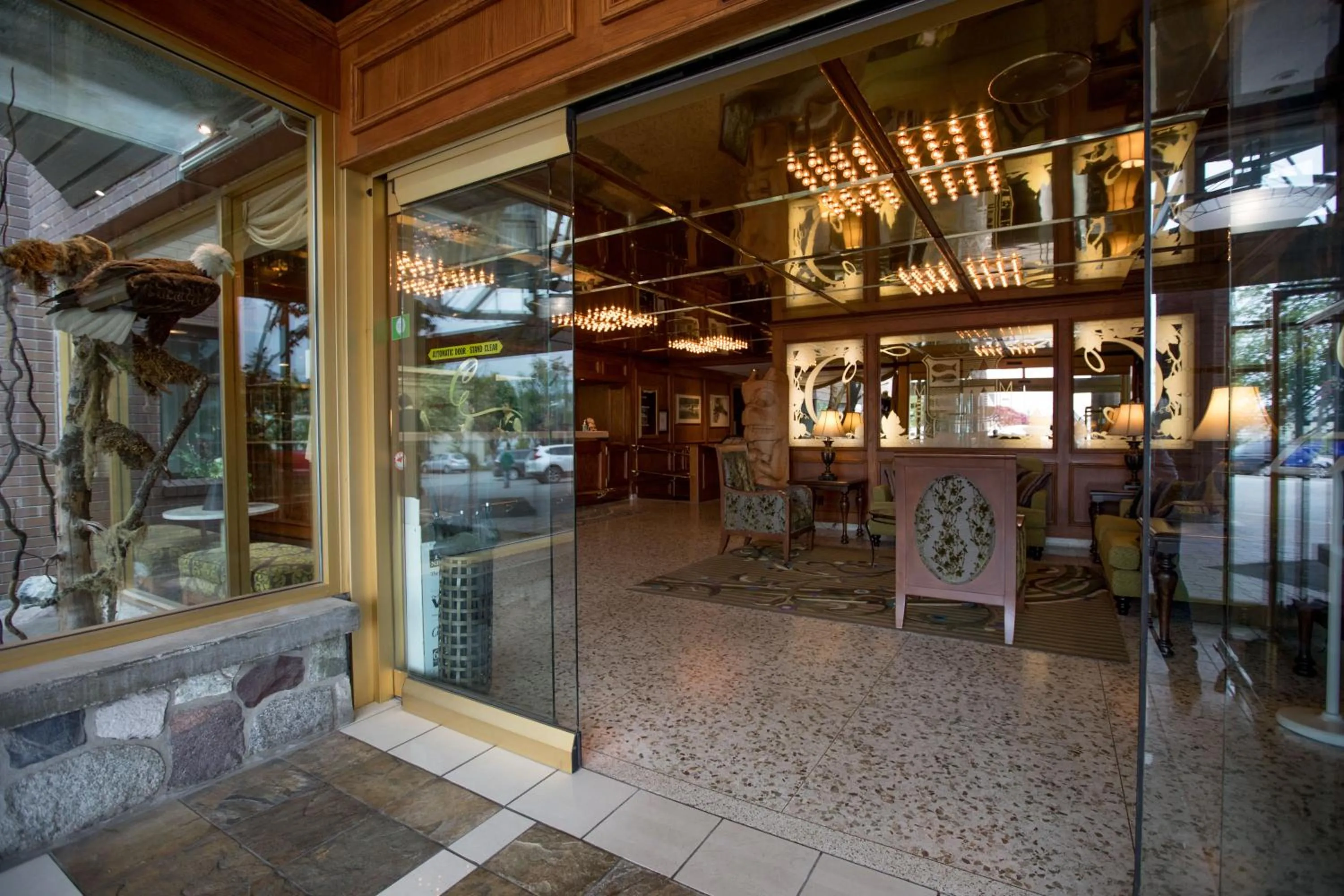 Restaurant/places to eat in Crest Hotel