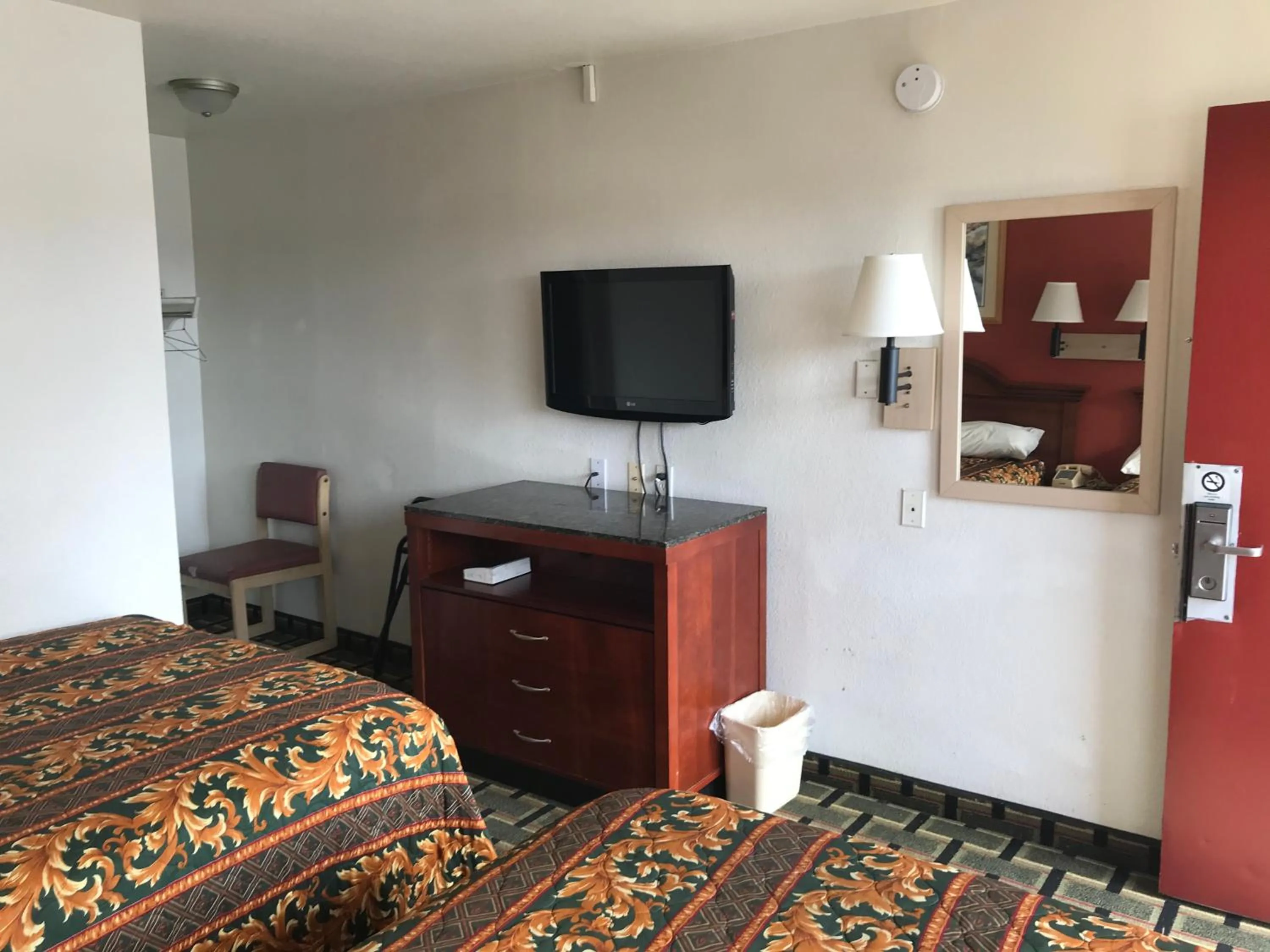 Living room, Bed in Travel Inn