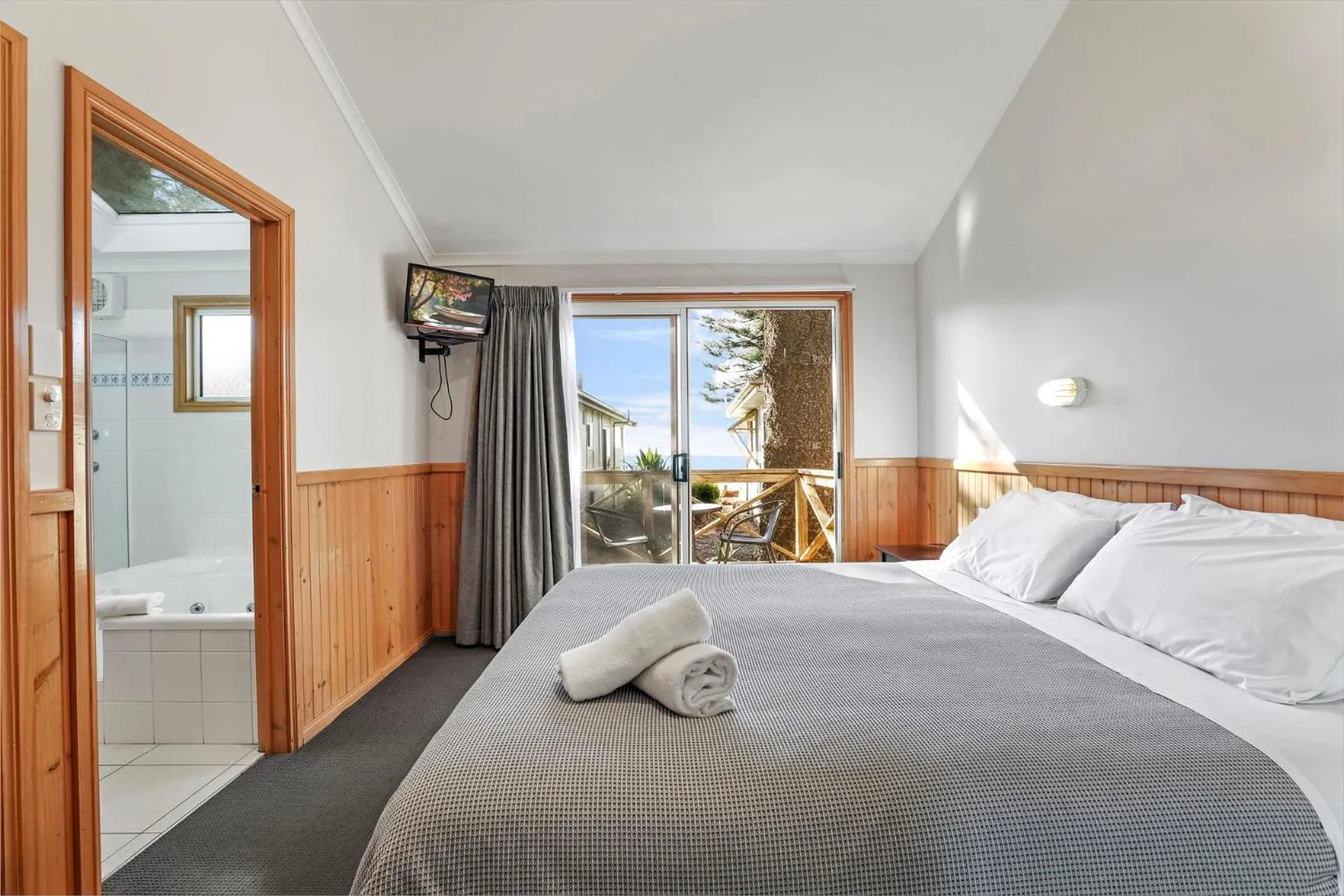Bedroom, Bed in Kendalls Beach Holiday Park