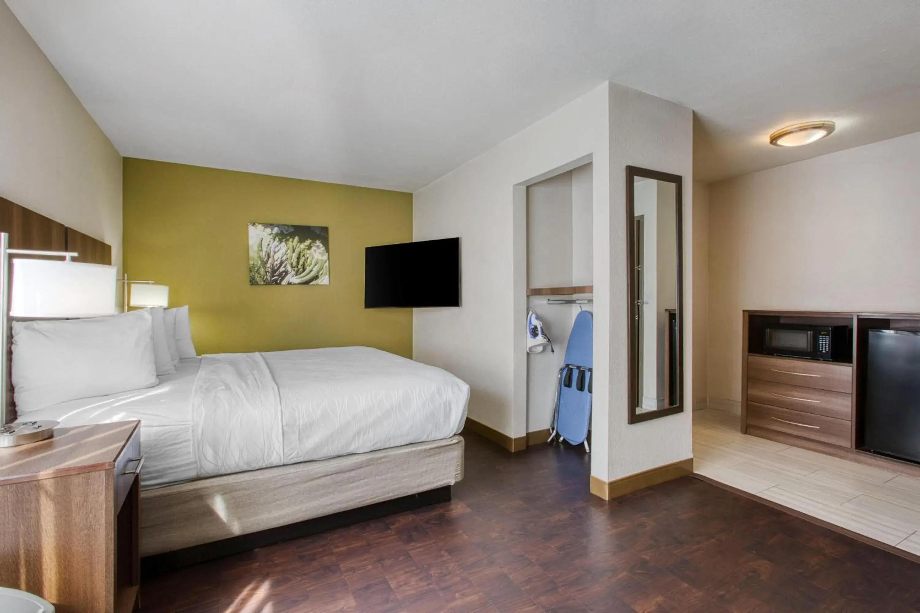 King Room with Roll-In Shower - Pet Friendly/Disability Access in Best Western North Phoenix Hotel King Room with Roll-In Shower - Pet Friendly/Disability Access in Best Western North Phoenix Hotel
