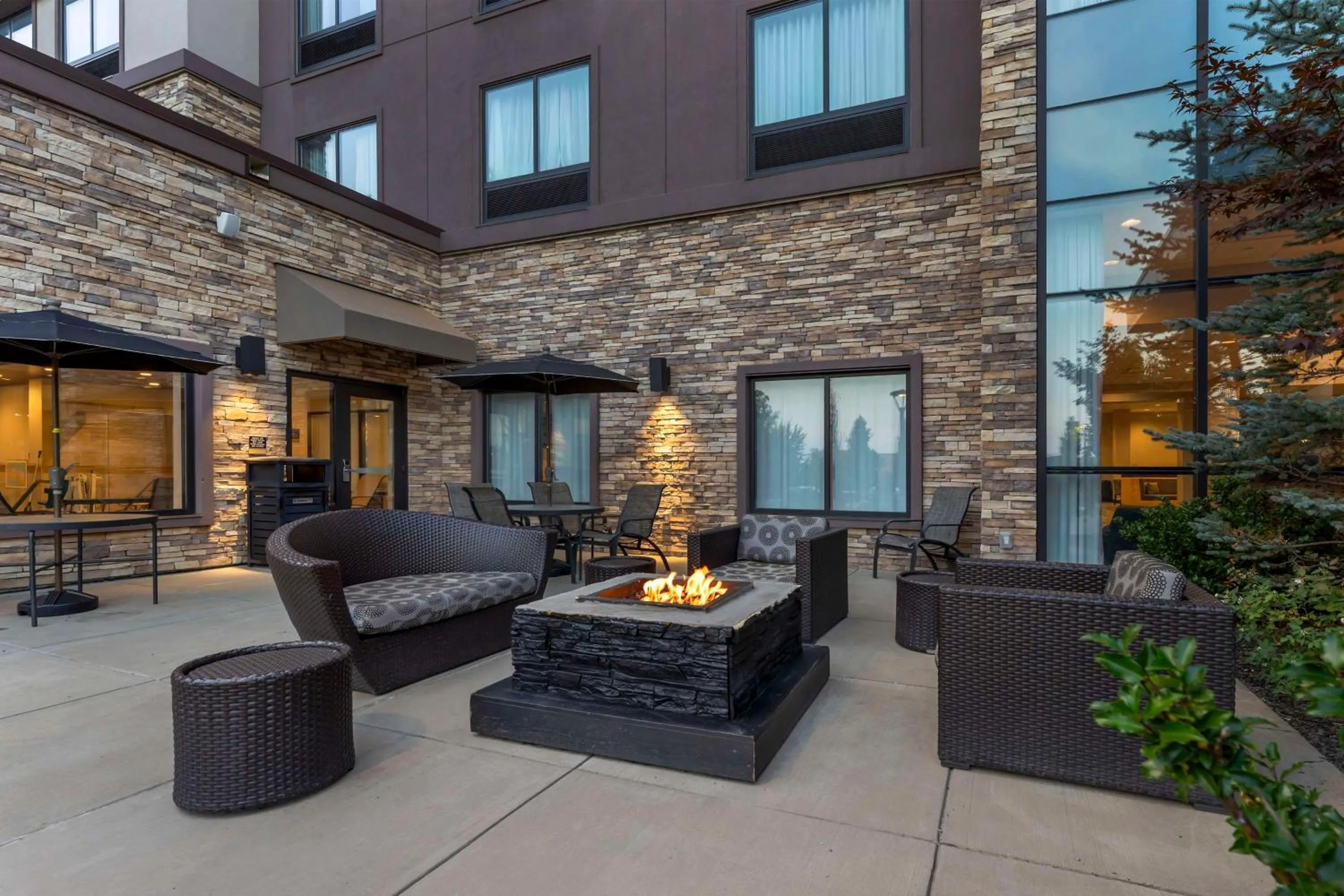 Property building in Best Western Plus Cranberry-Pittsburgh North