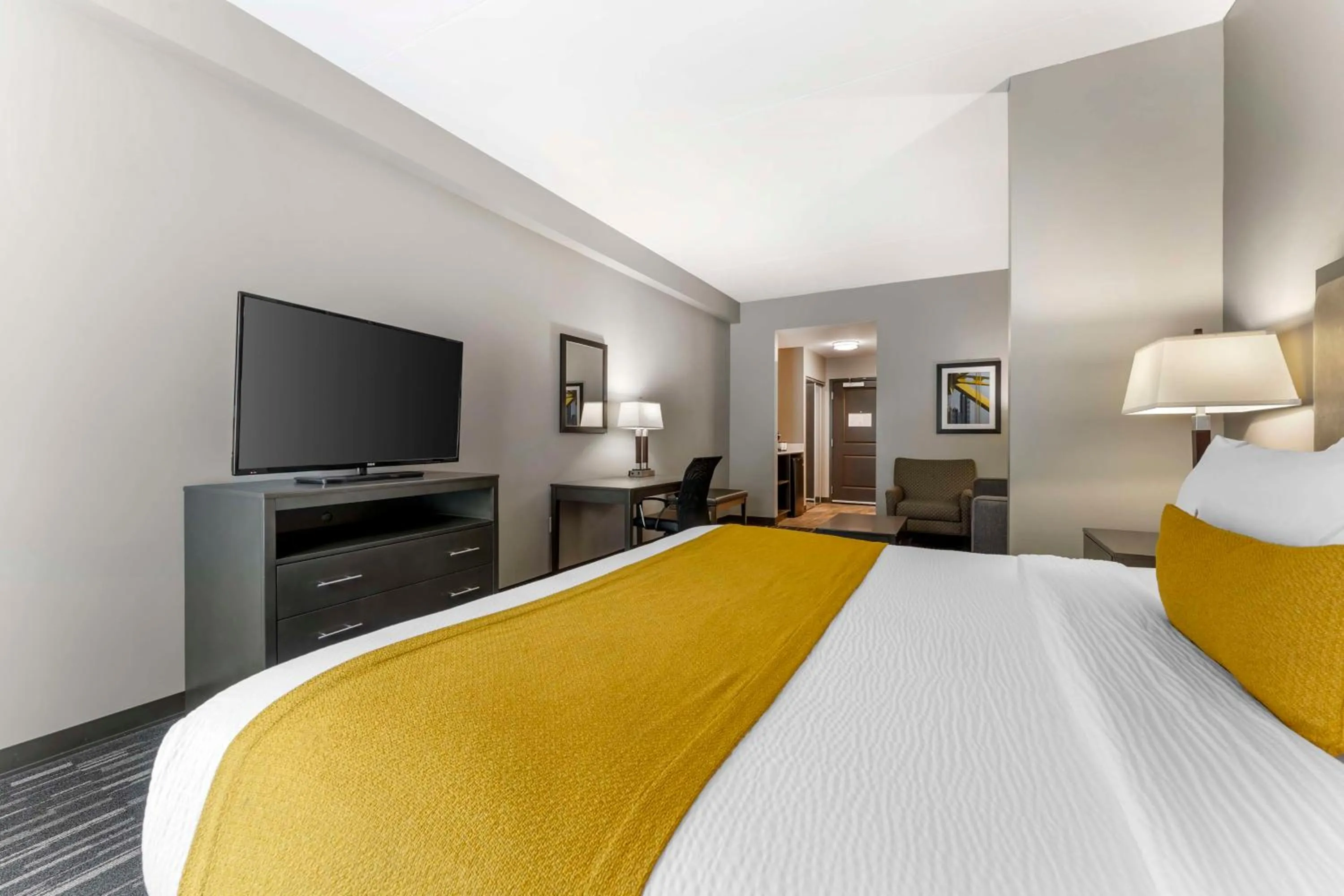 Photo of the whole room, Bed in Best Western Plus Cranberry-Pittsburgh North