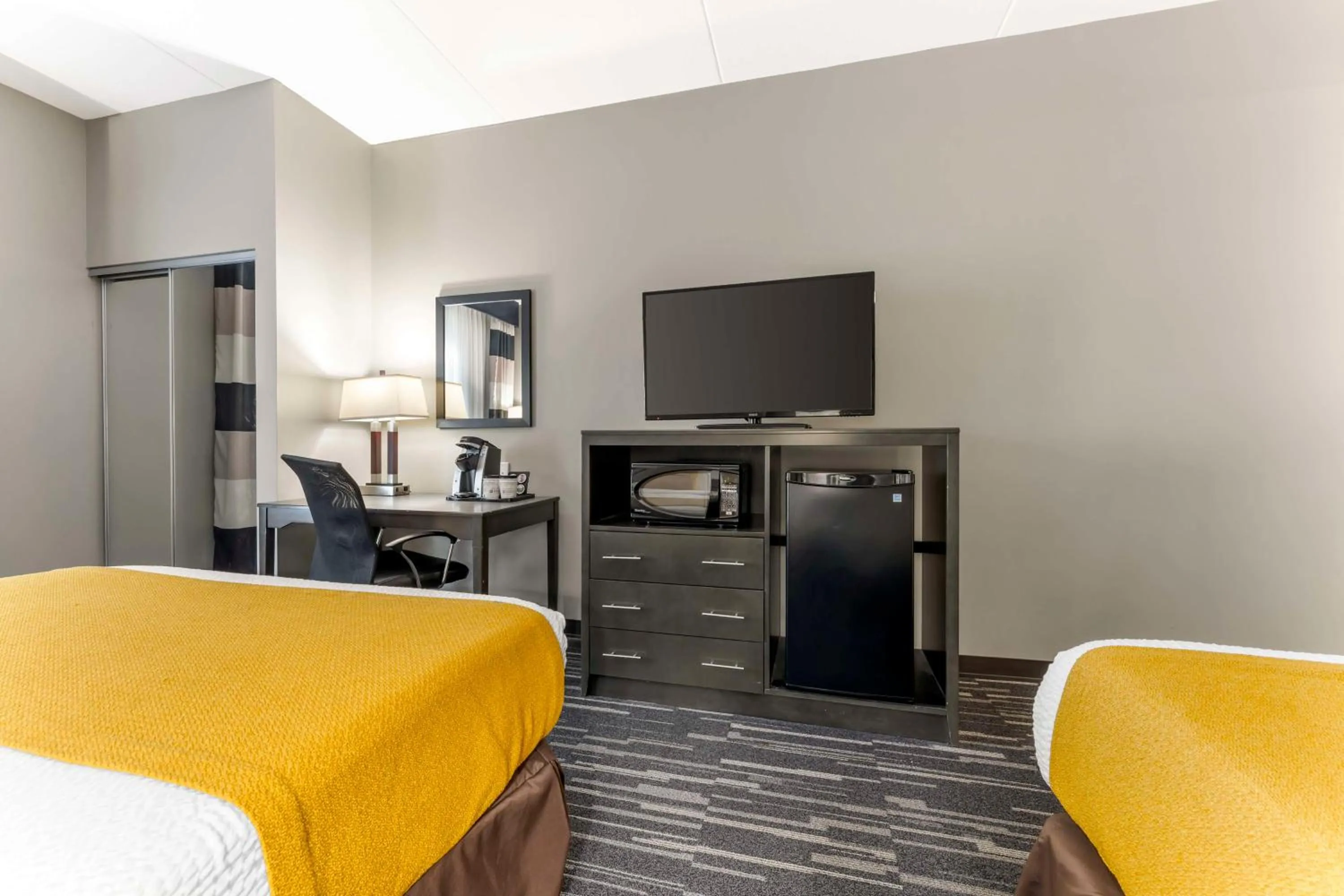 Bedroom in Best Western Plus Cranberry-Pittsburgh North