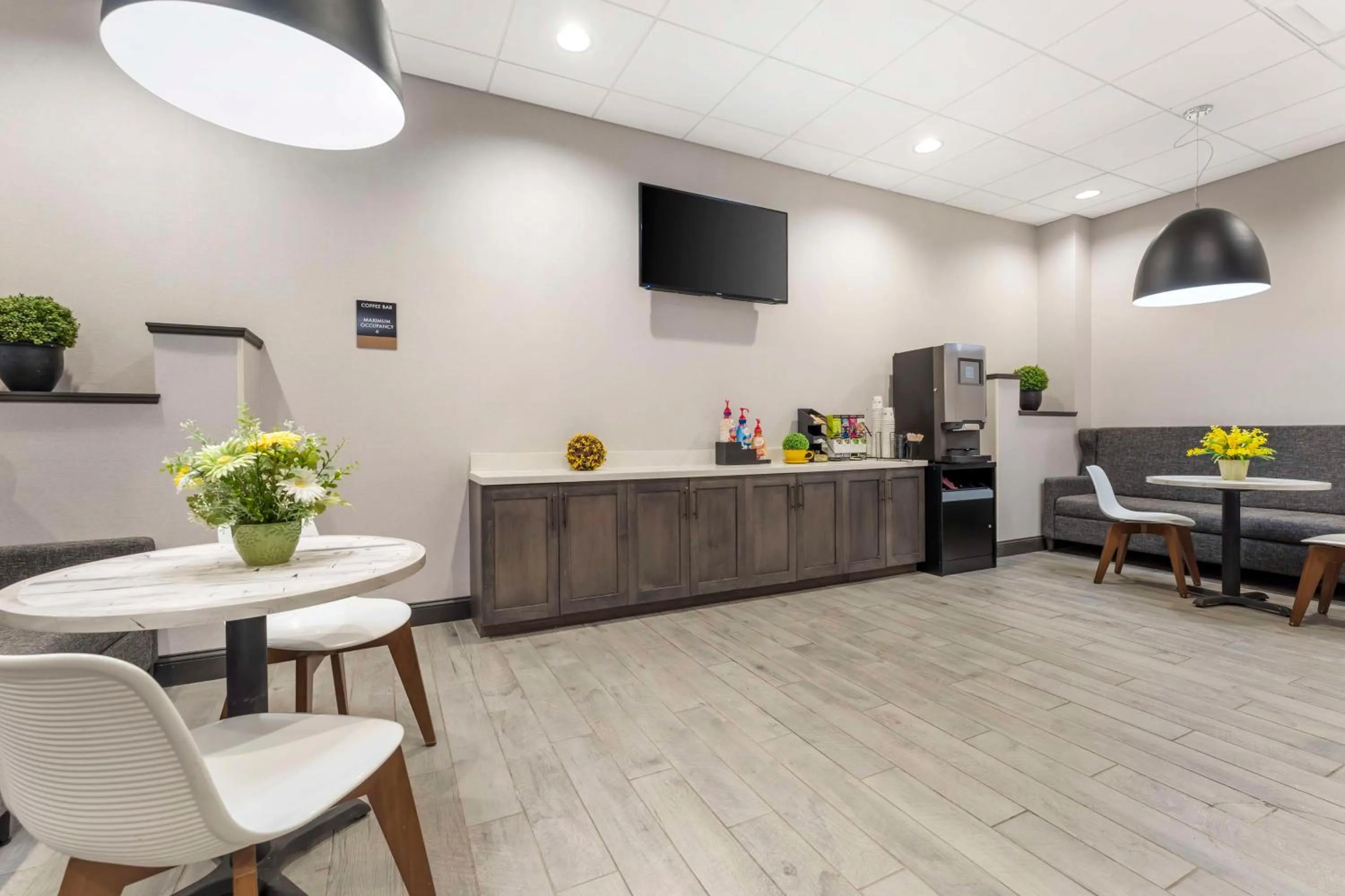 Property building in Best Western Plus Cranberry-Pittsburgh North