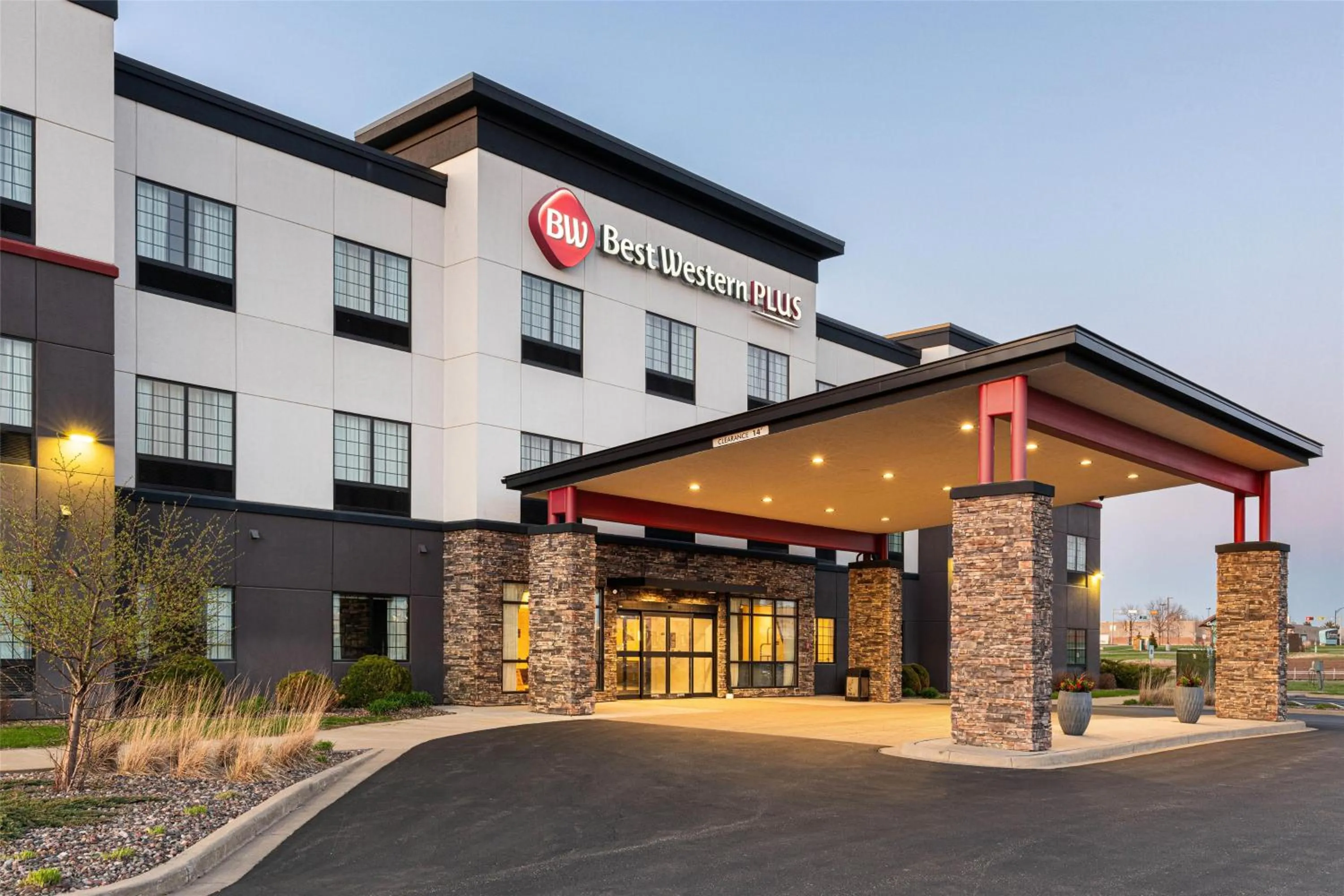 Property building in Best Western Plus New Richmond Inn & Suites