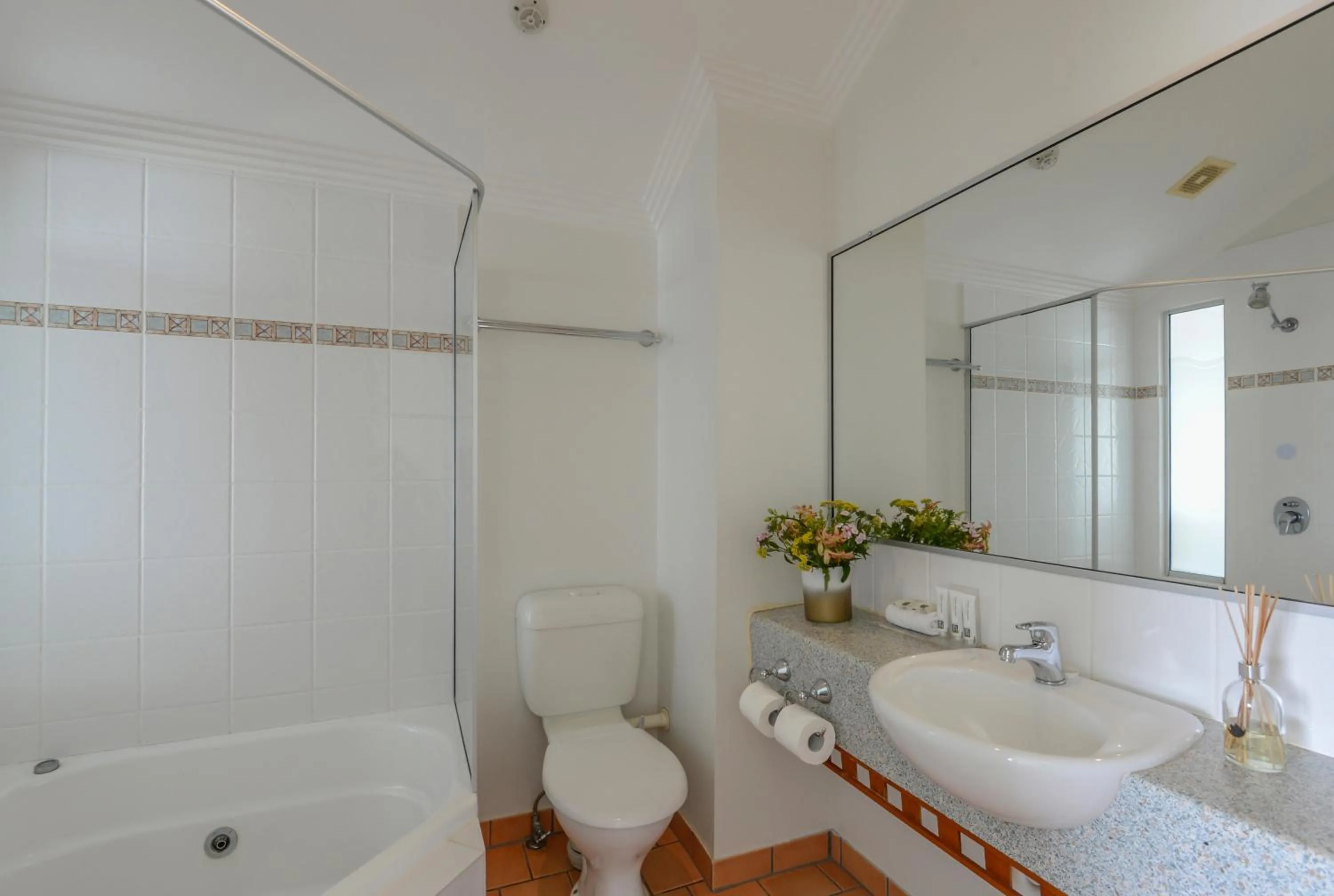 Bathroom in Burnett Riverside Hotel