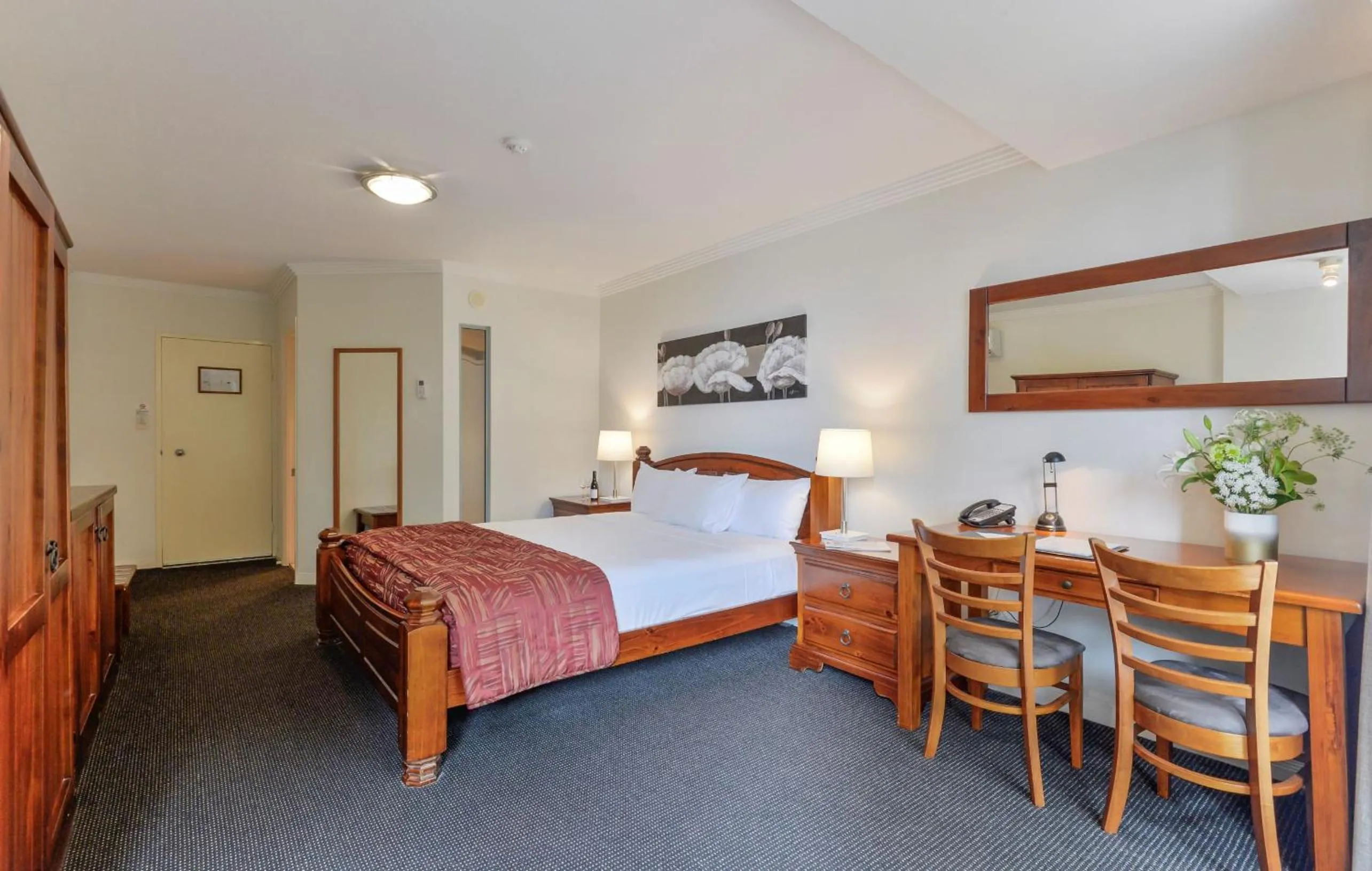 Photo of the whole room, Bed in Burnett Riverside Hotel