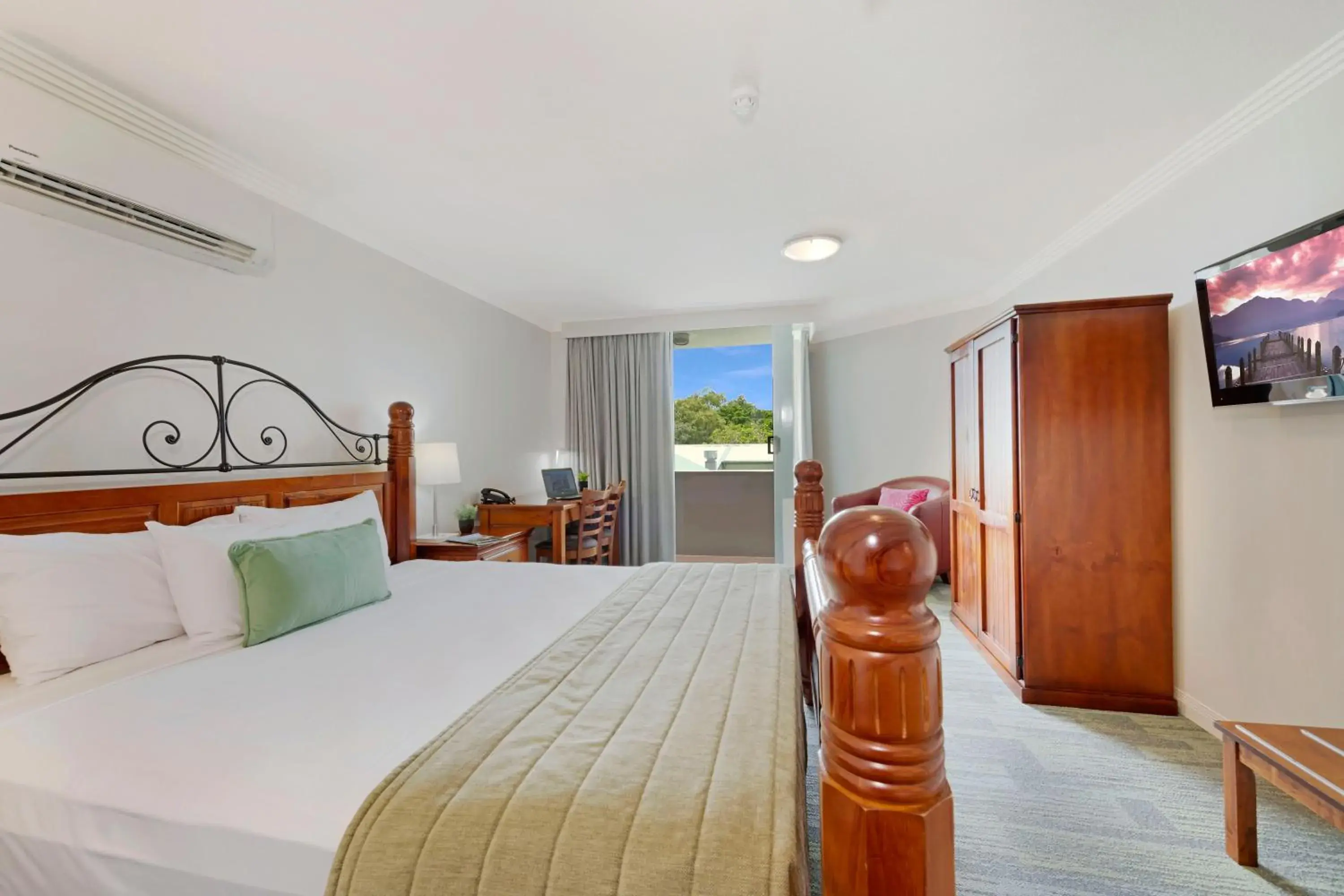 King Kitchenette Room in Burnett Riverside Hotel King Kitchenette Room in Burnett Riverside Hotel