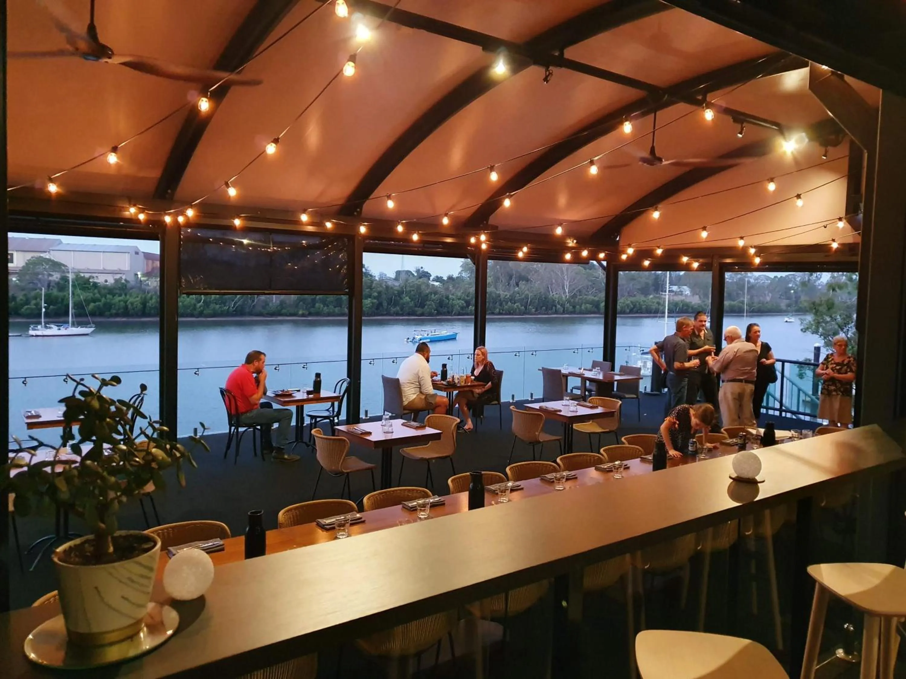 Restaurant/places to eat in Burnett Riverside Hotel