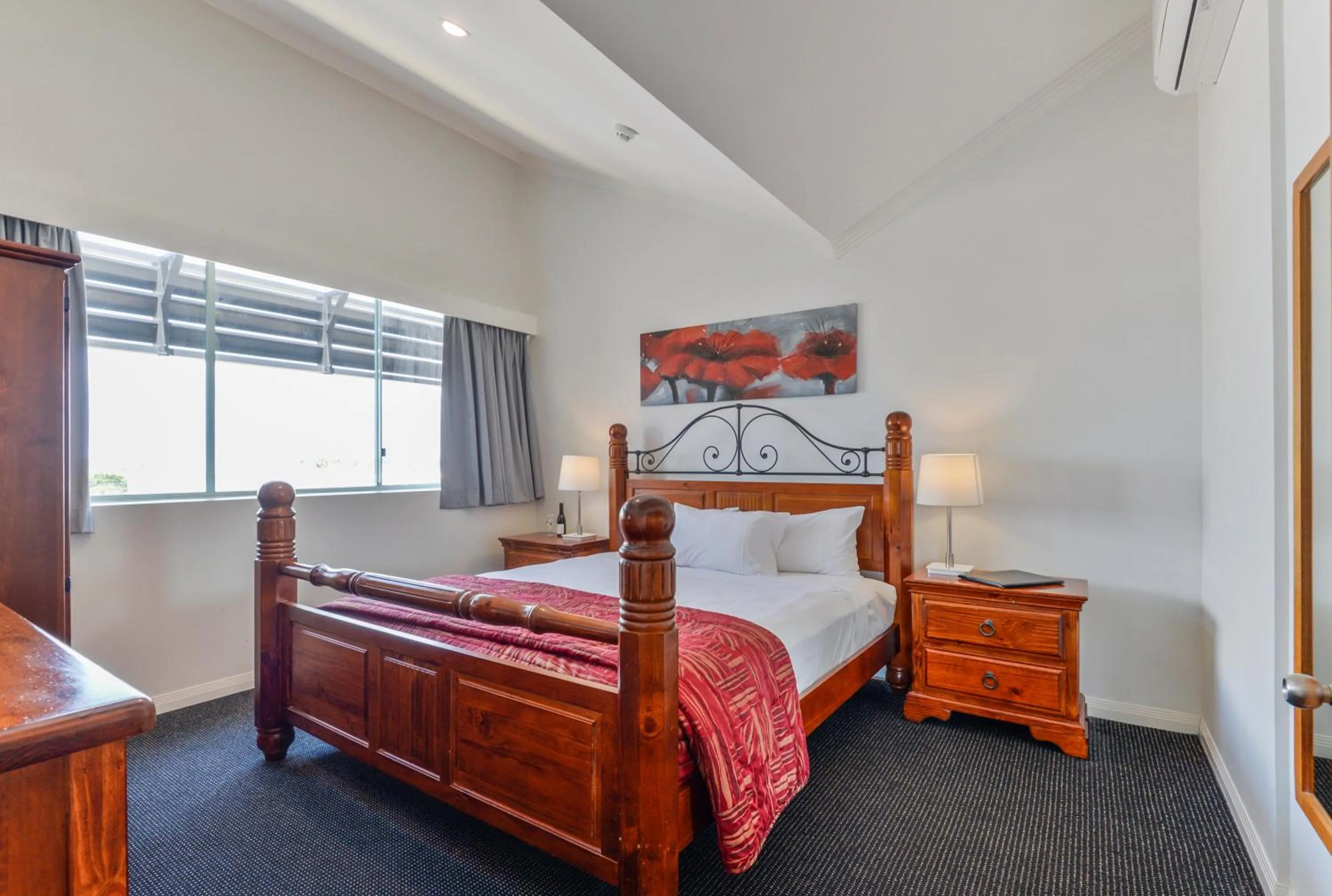 Bedroom, Bed in Burnett Riverside Hotel