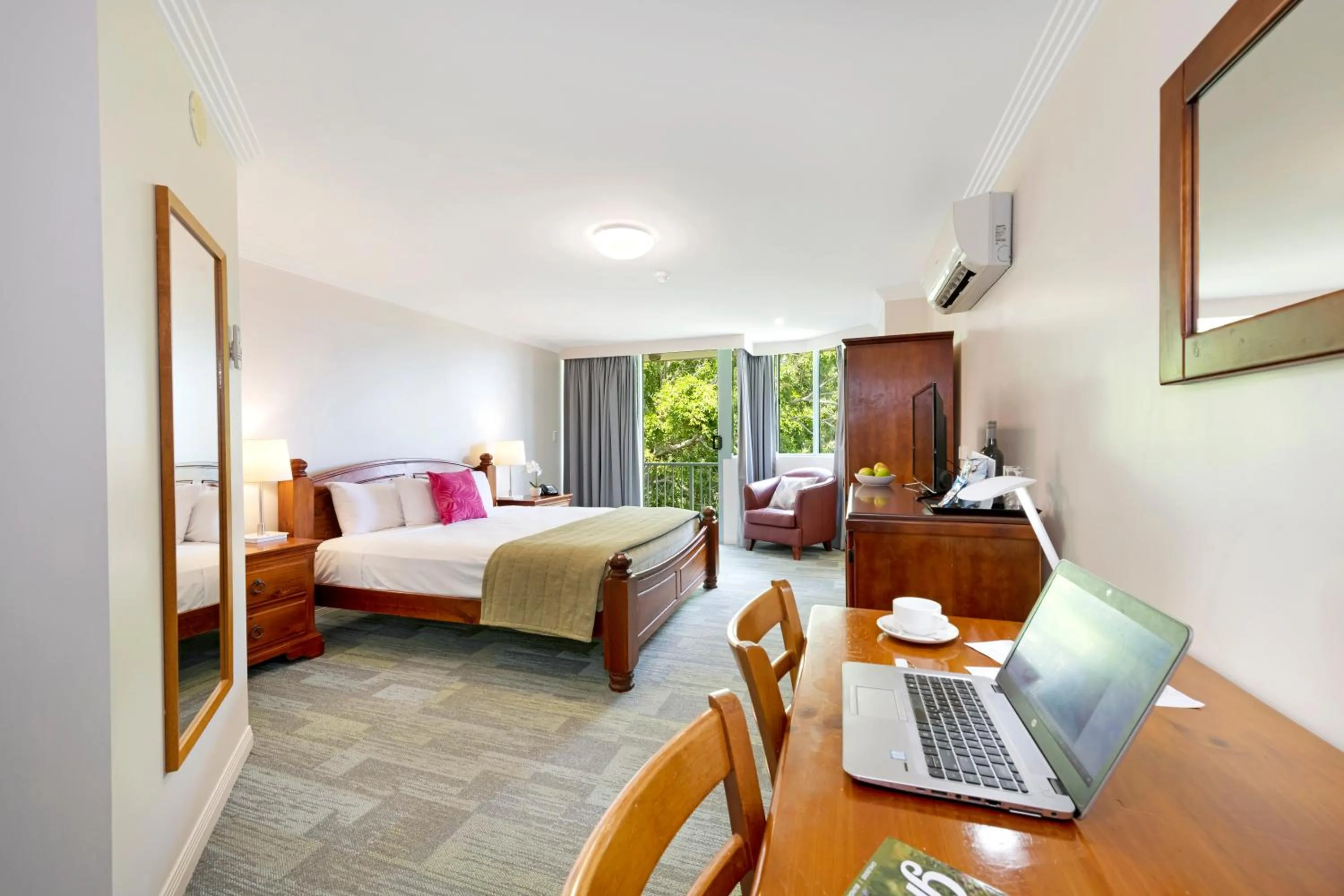 Bedroom, Bed in Burnett Riverside Hotel