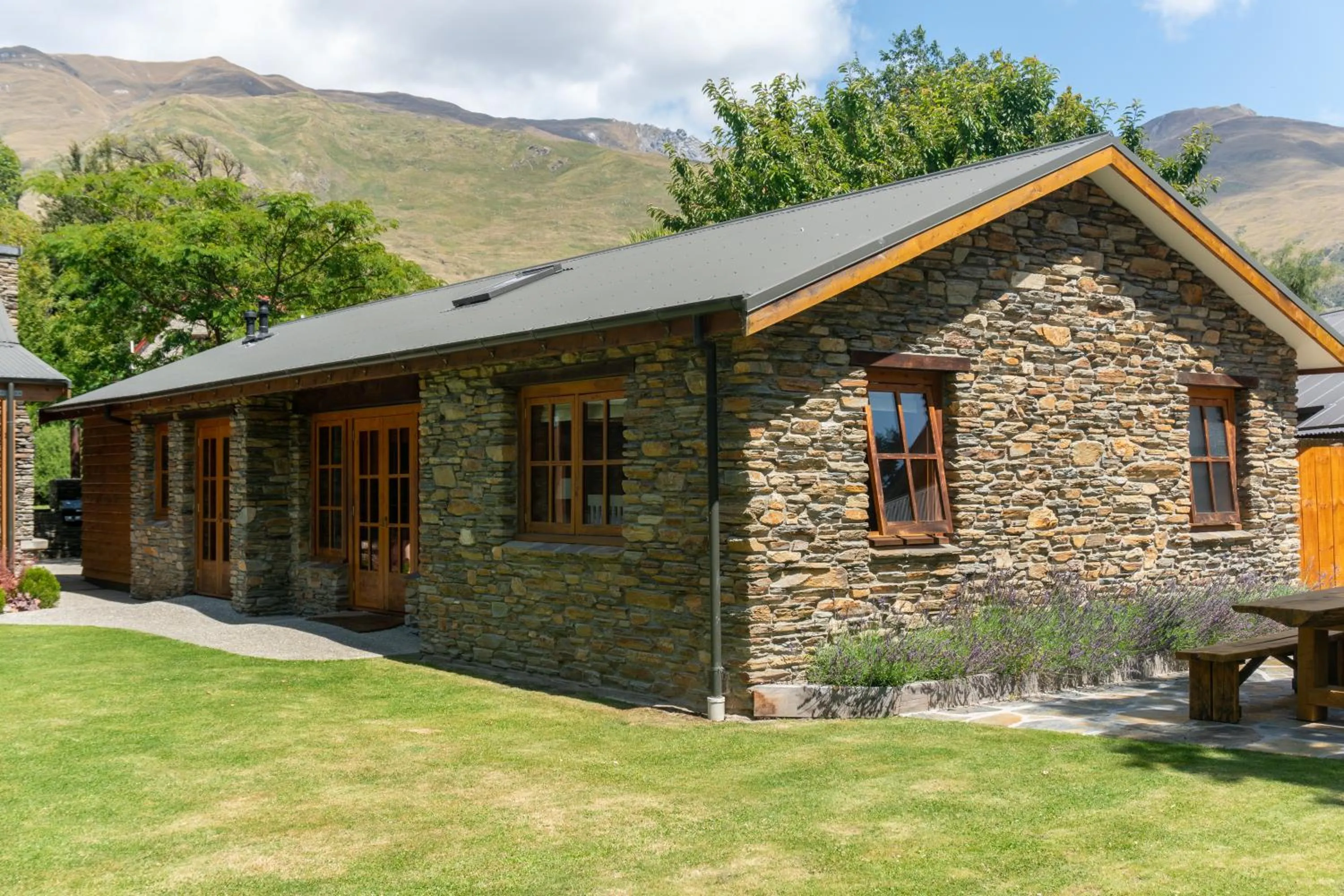 Wanaka Homestead Lodge & Cottages