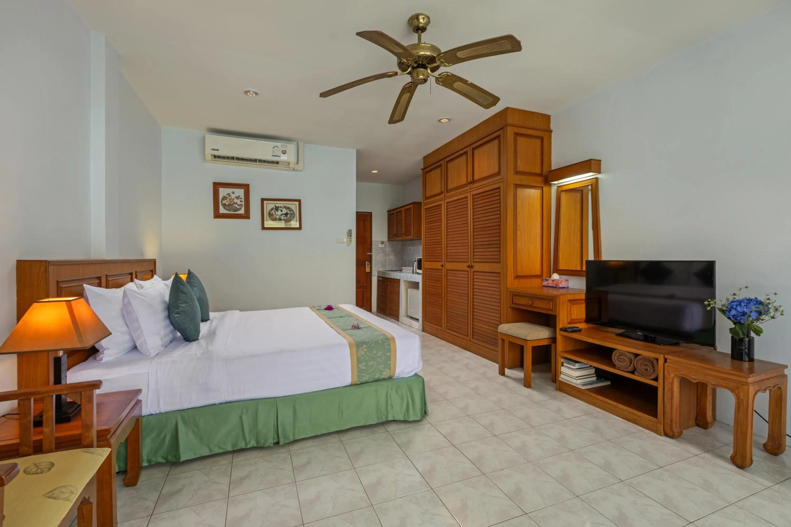 Photo of the whole room, Bed in Kamala Dreams