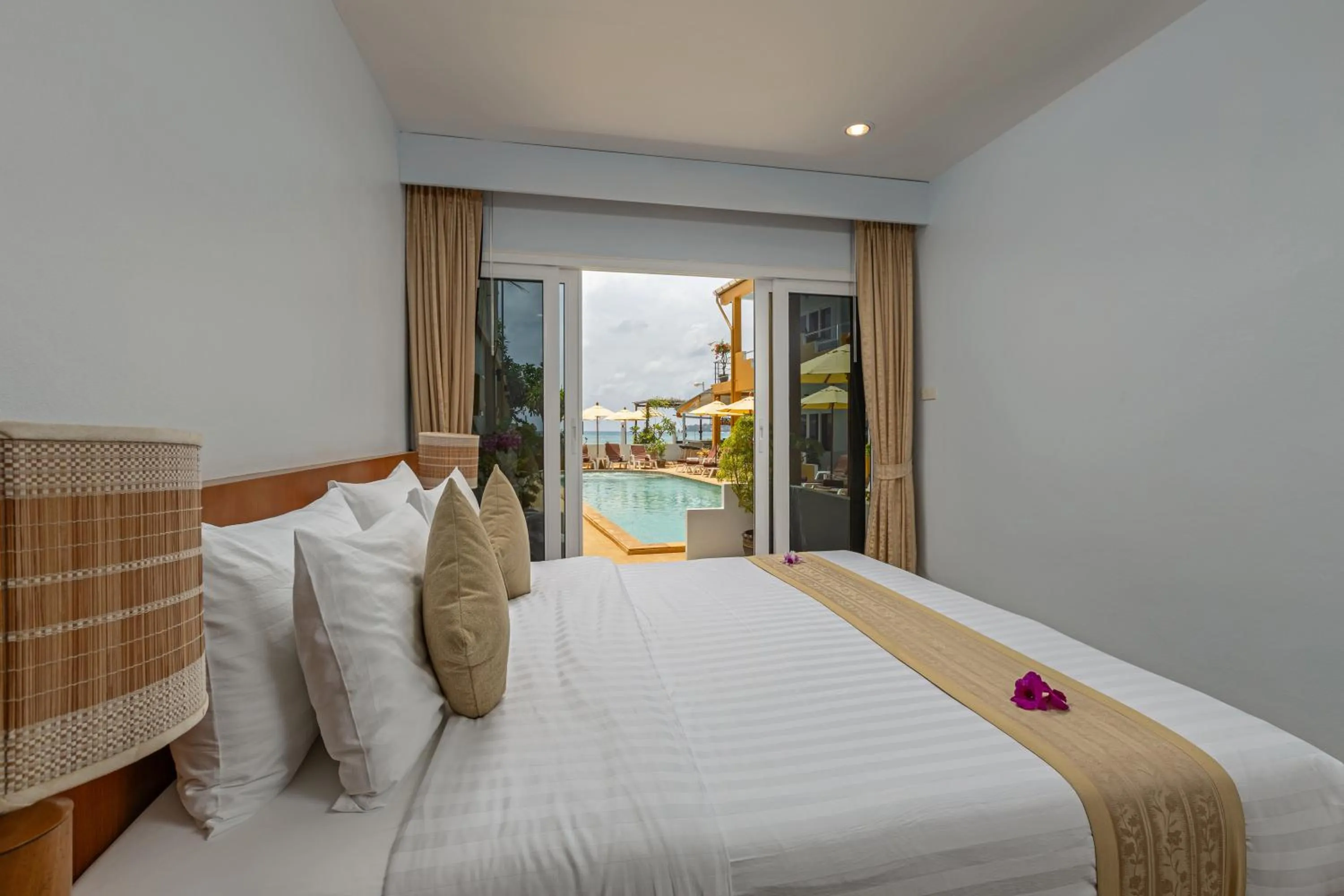 Photo of the whole room, Bed in Kamala Dreams