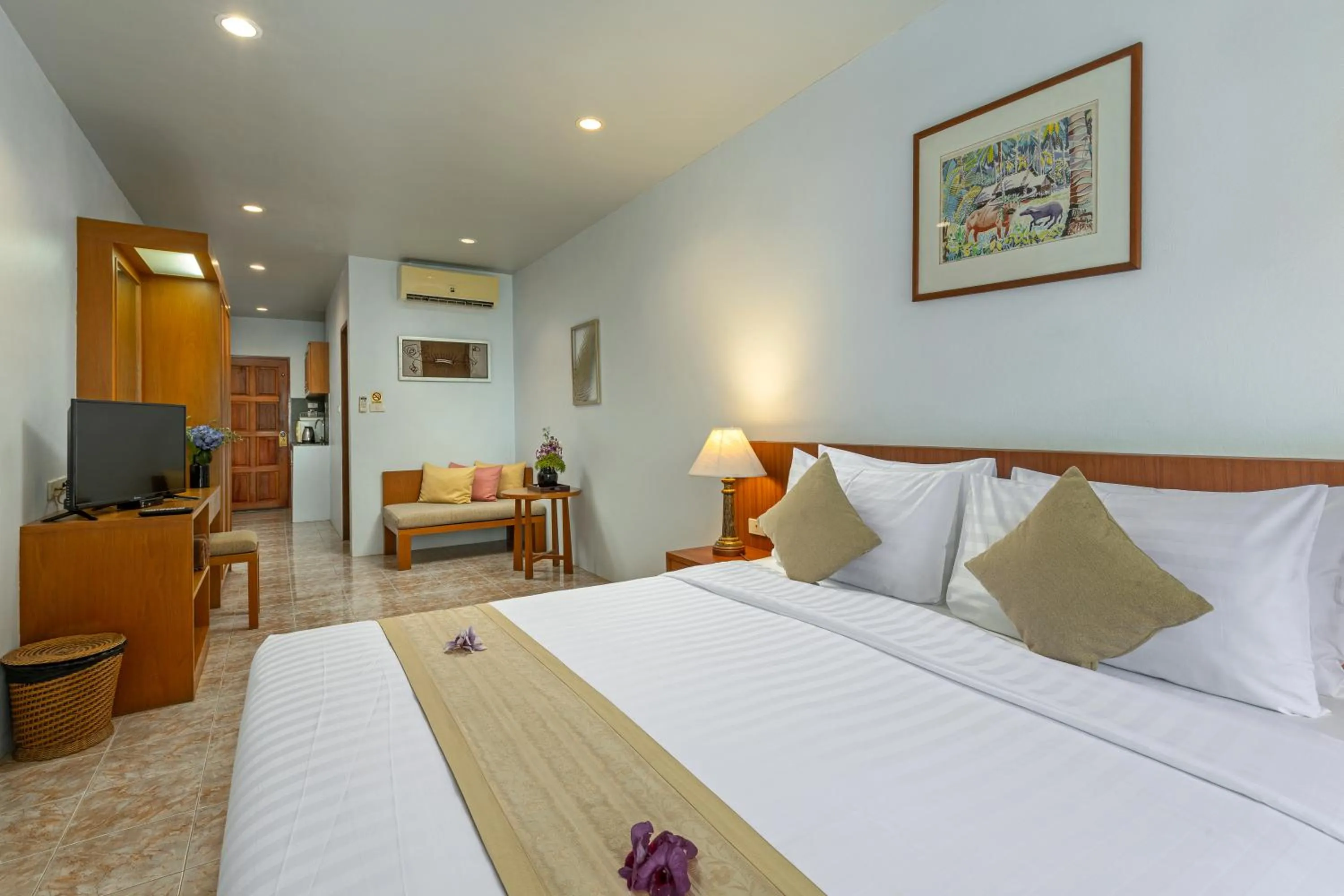 Photo of the whole room, Bed in Kamala Dreams