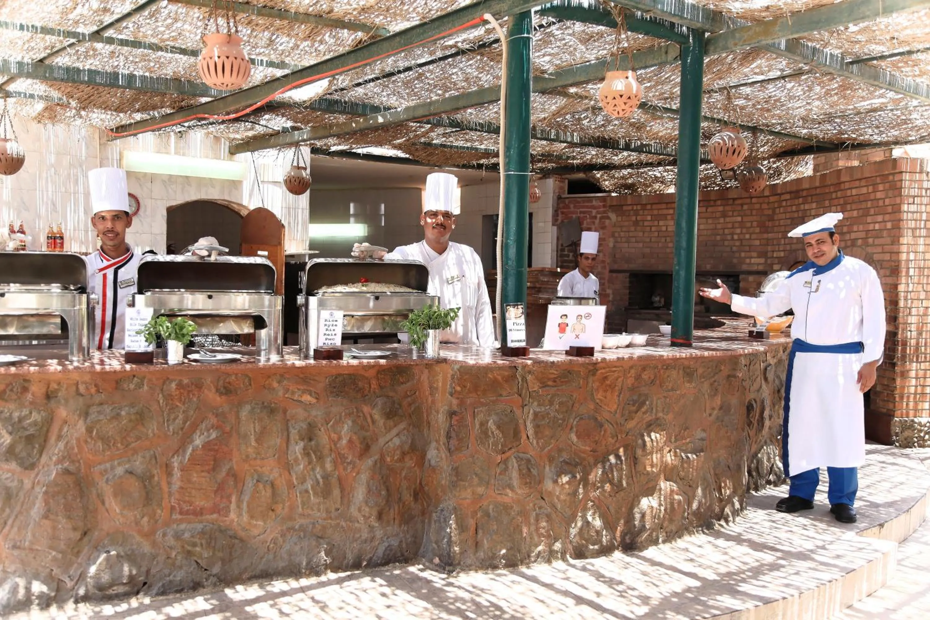 Restaurant/places to eat in Pensee Royal Garden Beach Resort