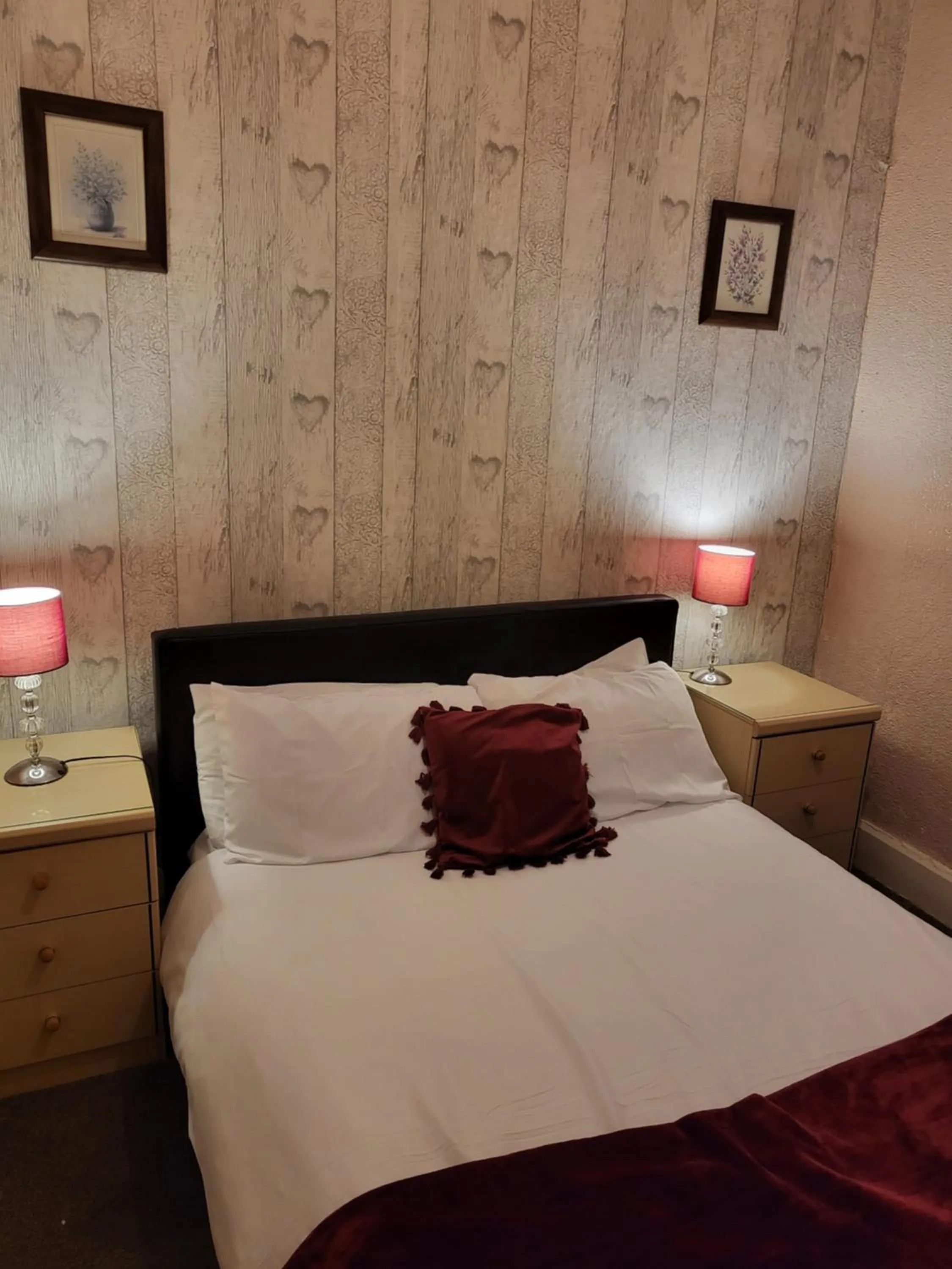 Photo of the whole room, Bed in Talbot House