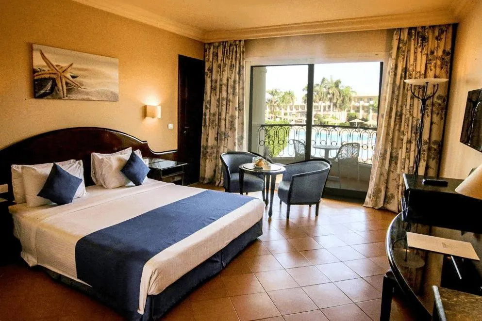 Photo of the whole room, Bed in Labranda Royal Makadi