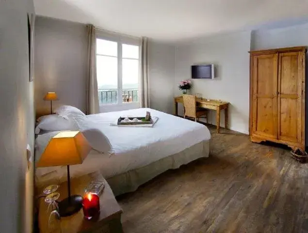 Double Room with Spa Bath in Histoires de Bastide Double Room with Spa Bath in Histoires de Bastide