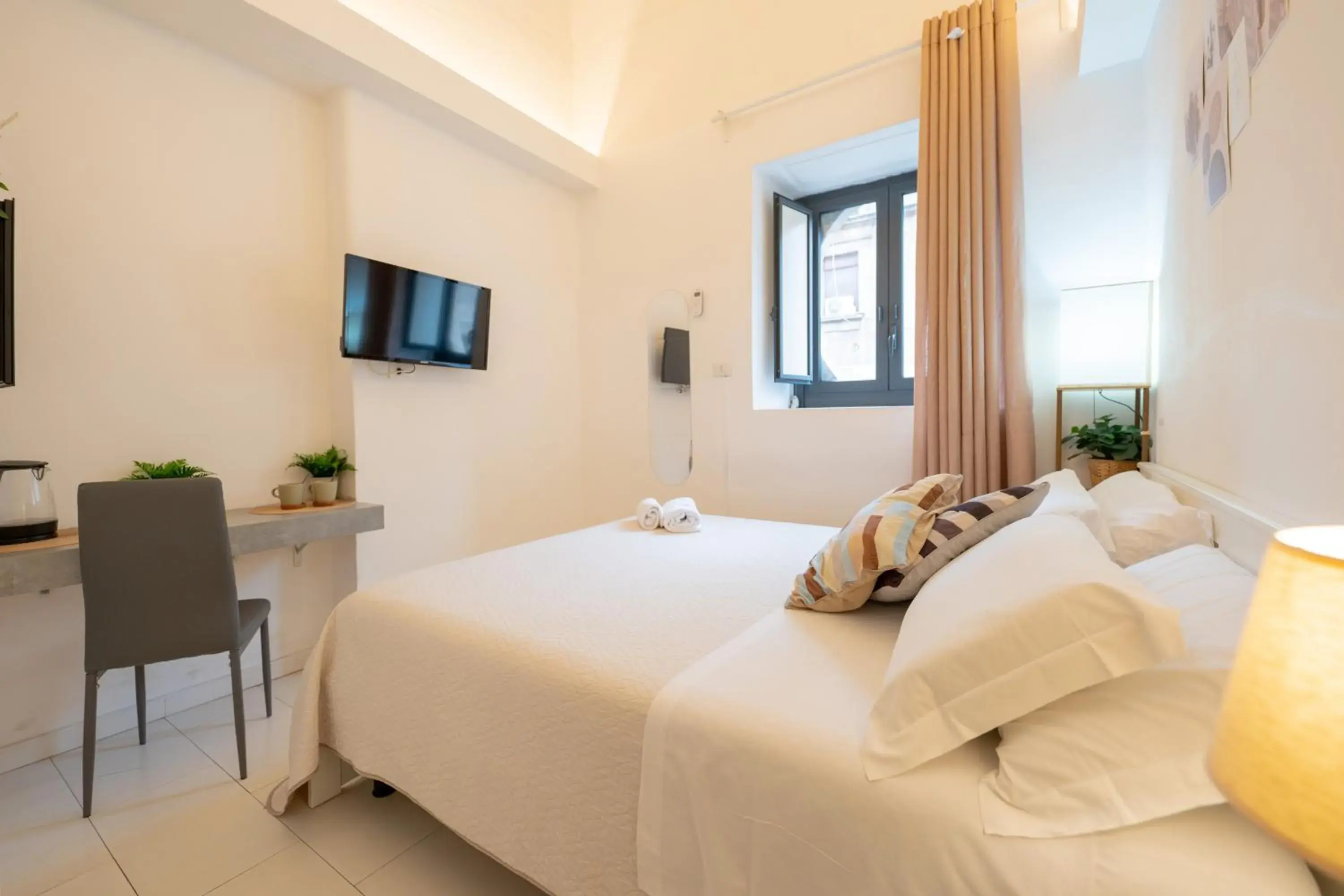 Budget Double Room in Palazzo Bruca Catania Budget Double Room in Palazzo Bruca Catania