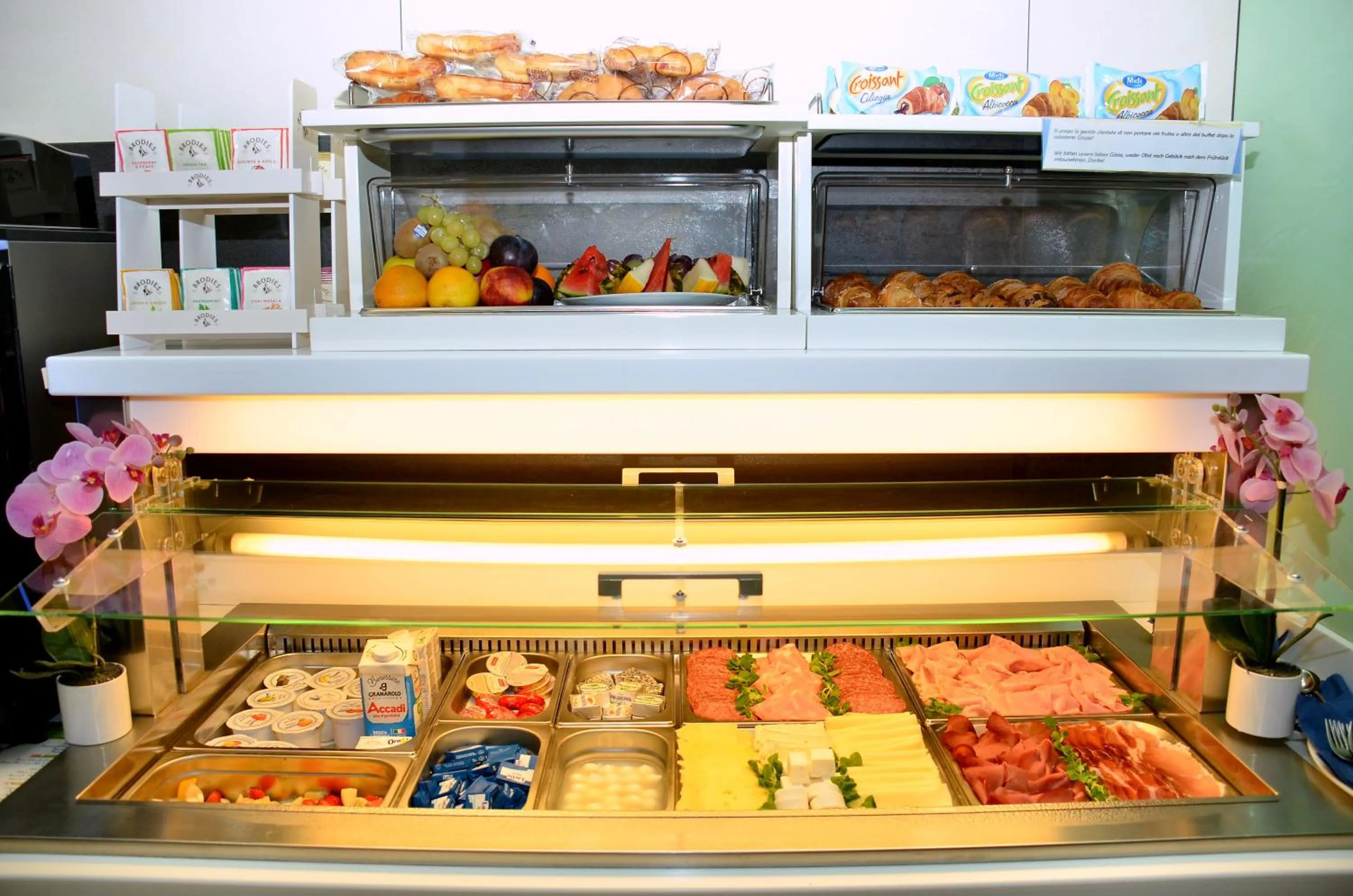 Breakfast in Hotel Etna