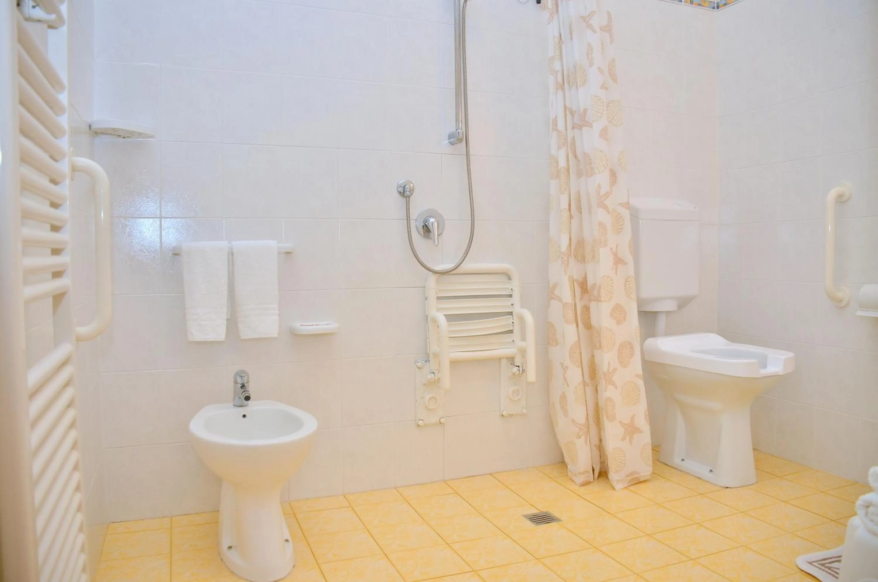 Shower in Hotel Etna