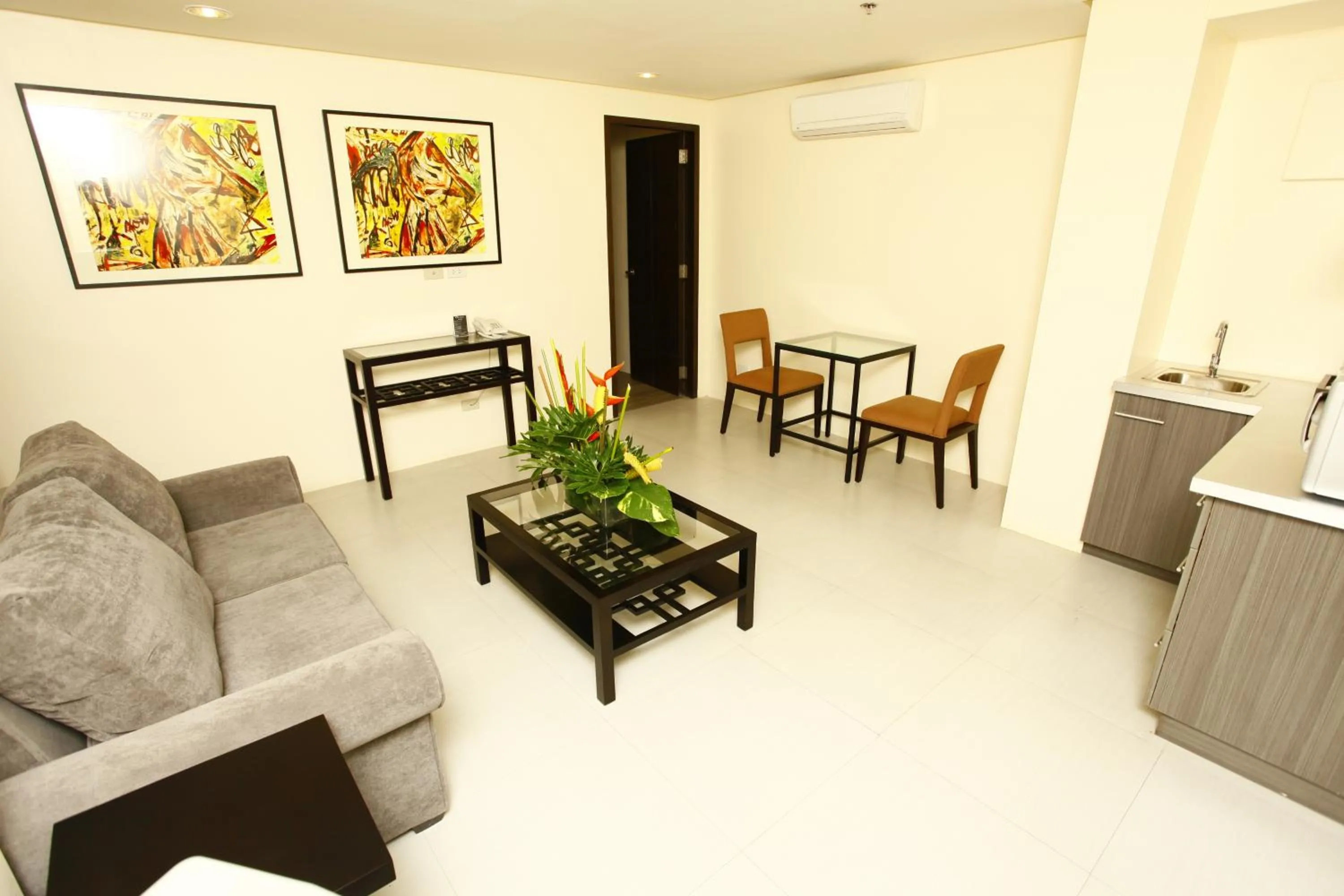 Coffee/tea facilities, Seating Area in Oracle Hotel and Residences