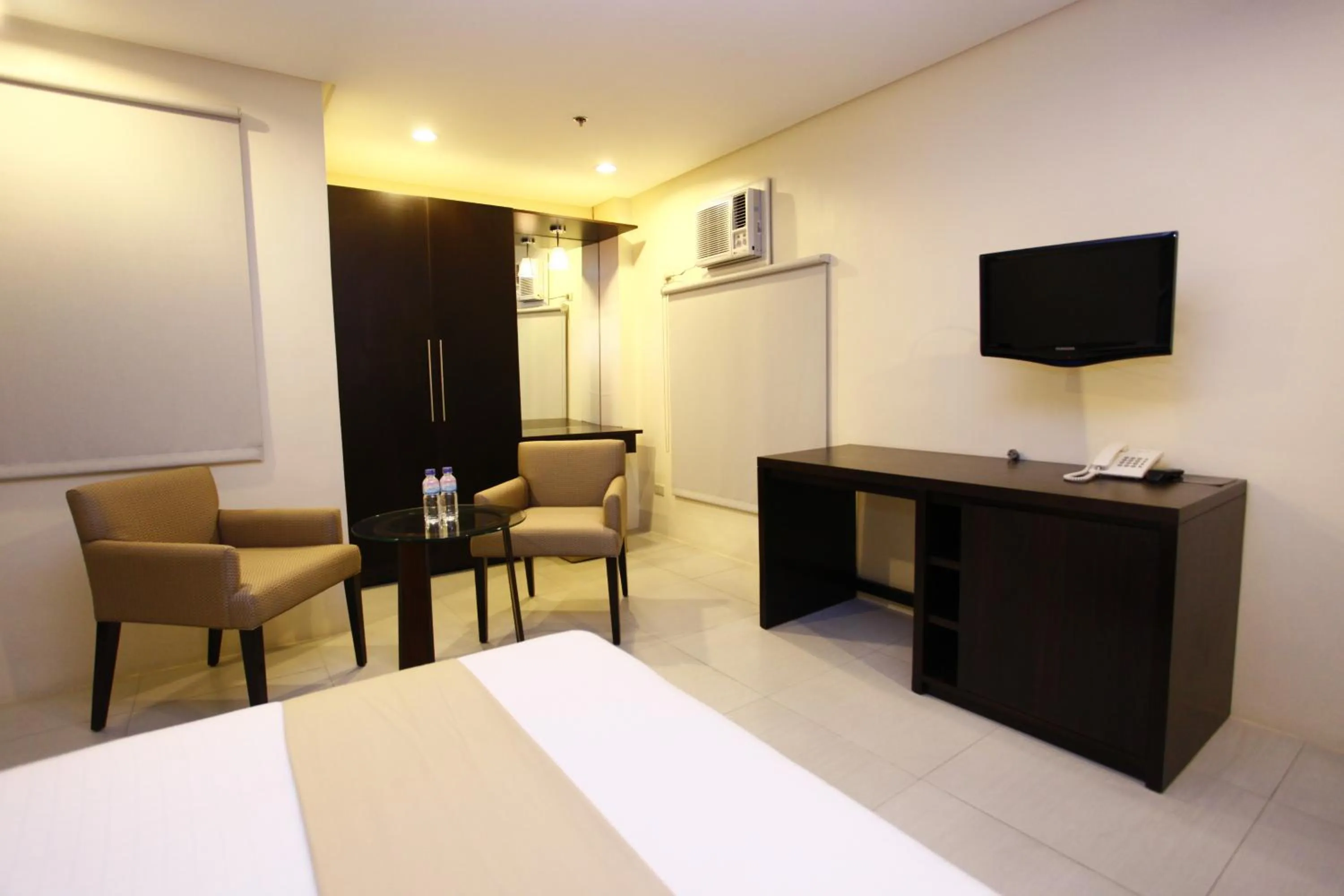 Photo of the whole room, TV/Entertainment Center in Oracle Hotel and Residences