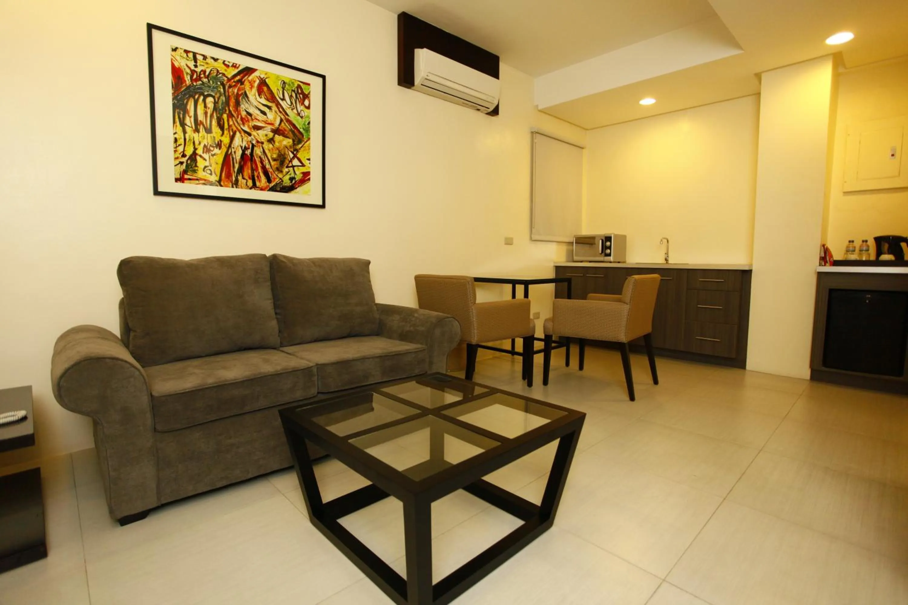 Coffee/tea facilities, Seating Area in Oracle Hotel and Residences