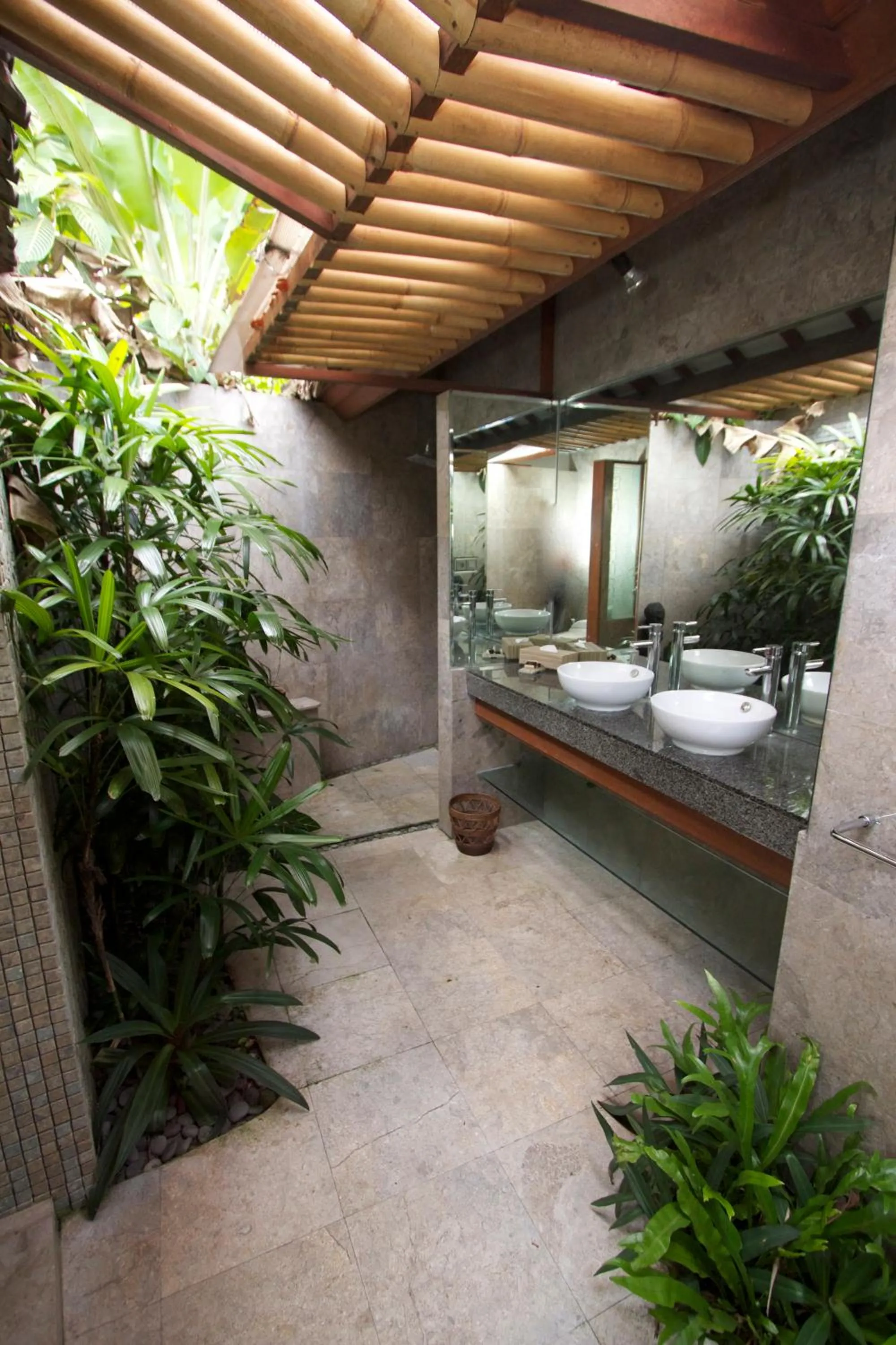 Bathroom, Bed in Bayshore Villa