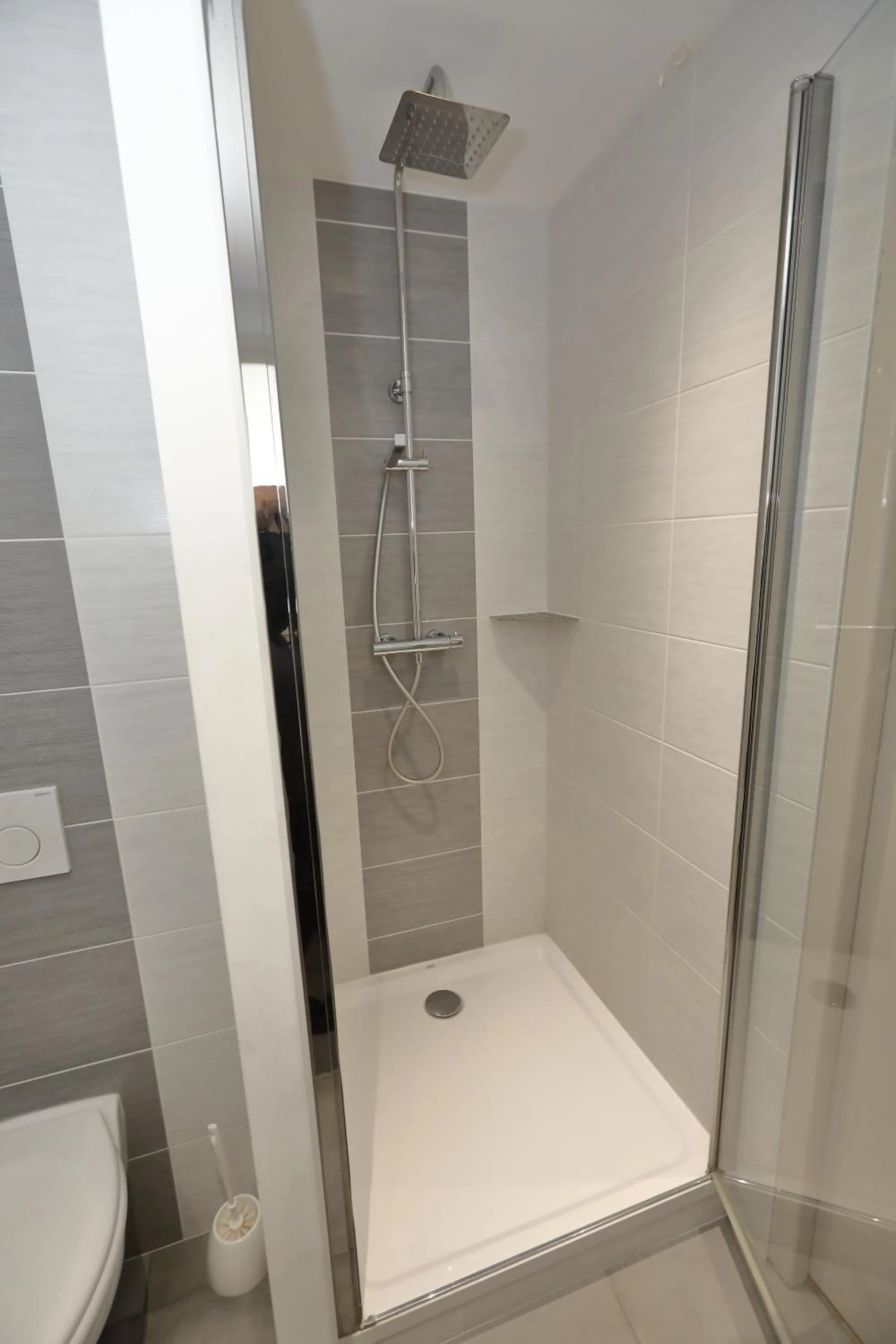 Shower in Hôtel Newport