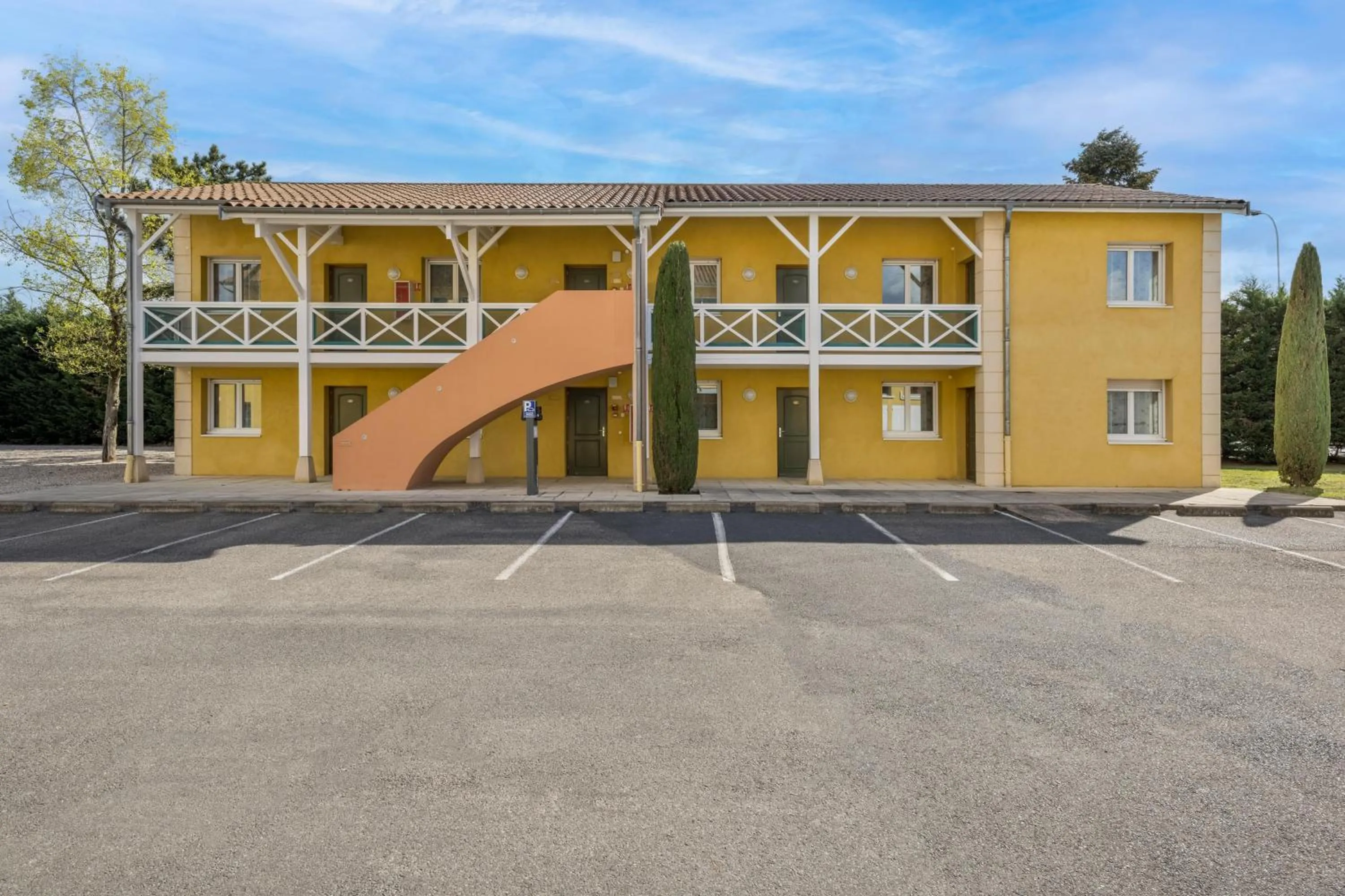 Property building in Hôtel Newport