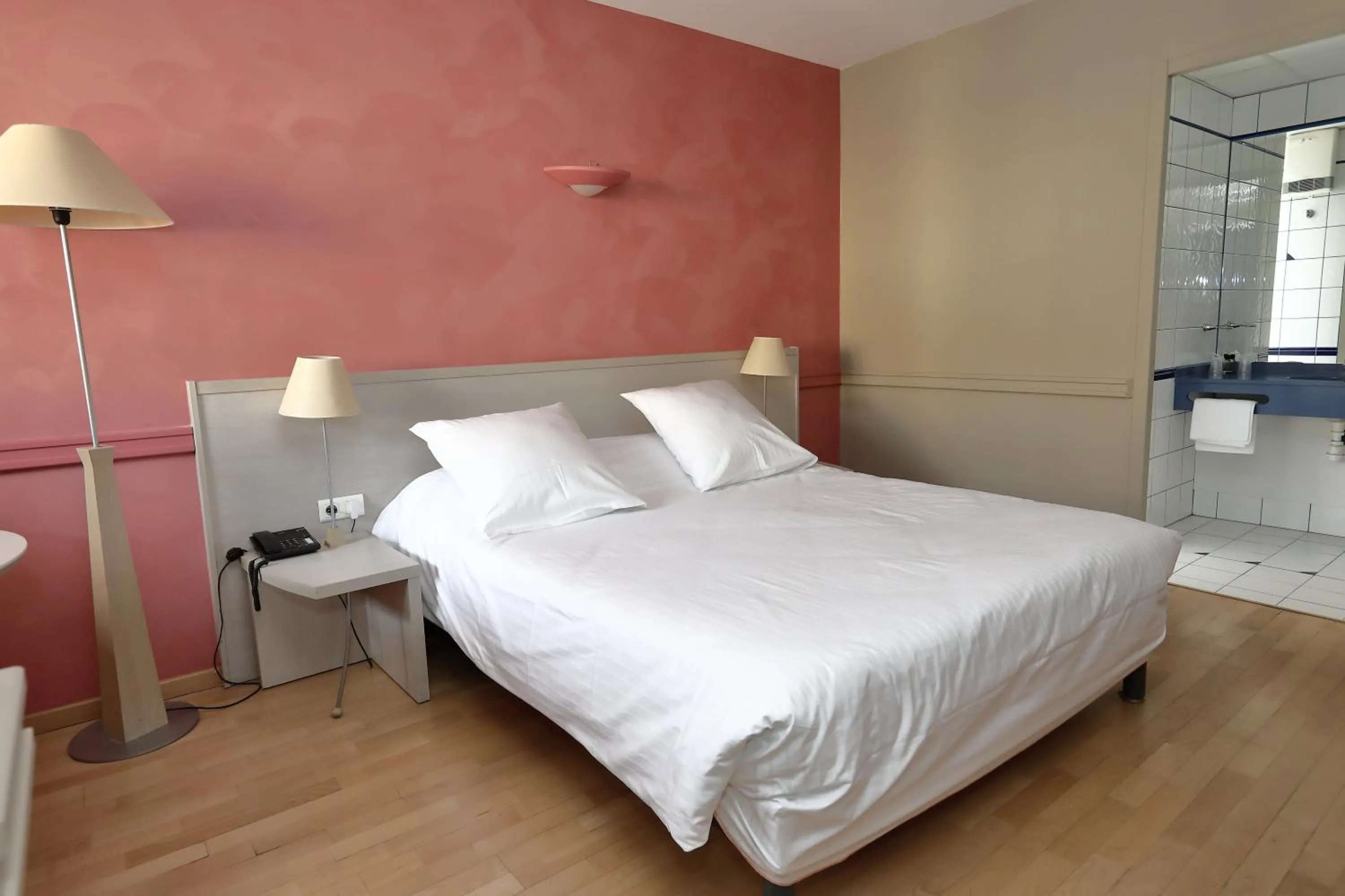 Bedroom, Bed in Hôtel Newport