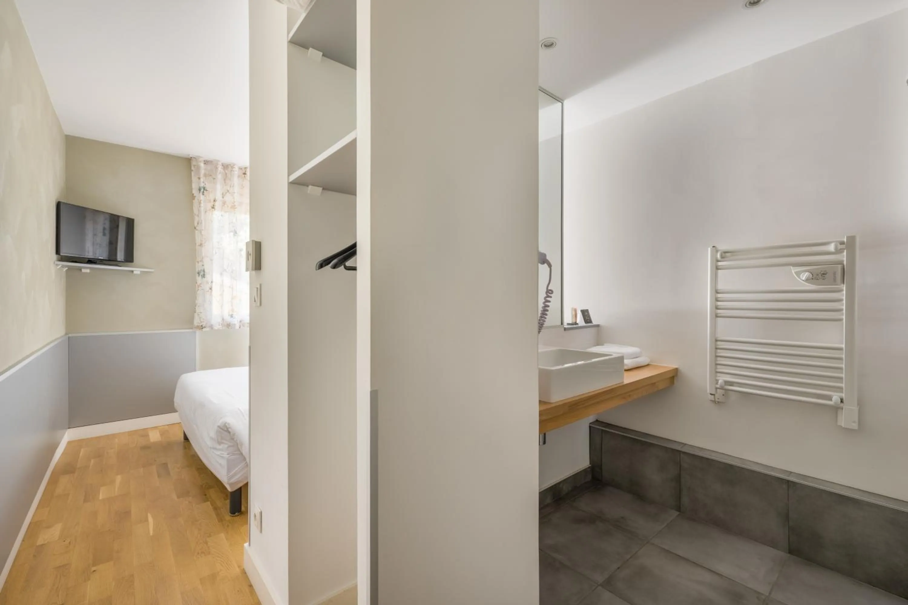 Bedroom, Bed in Hôtel Newport