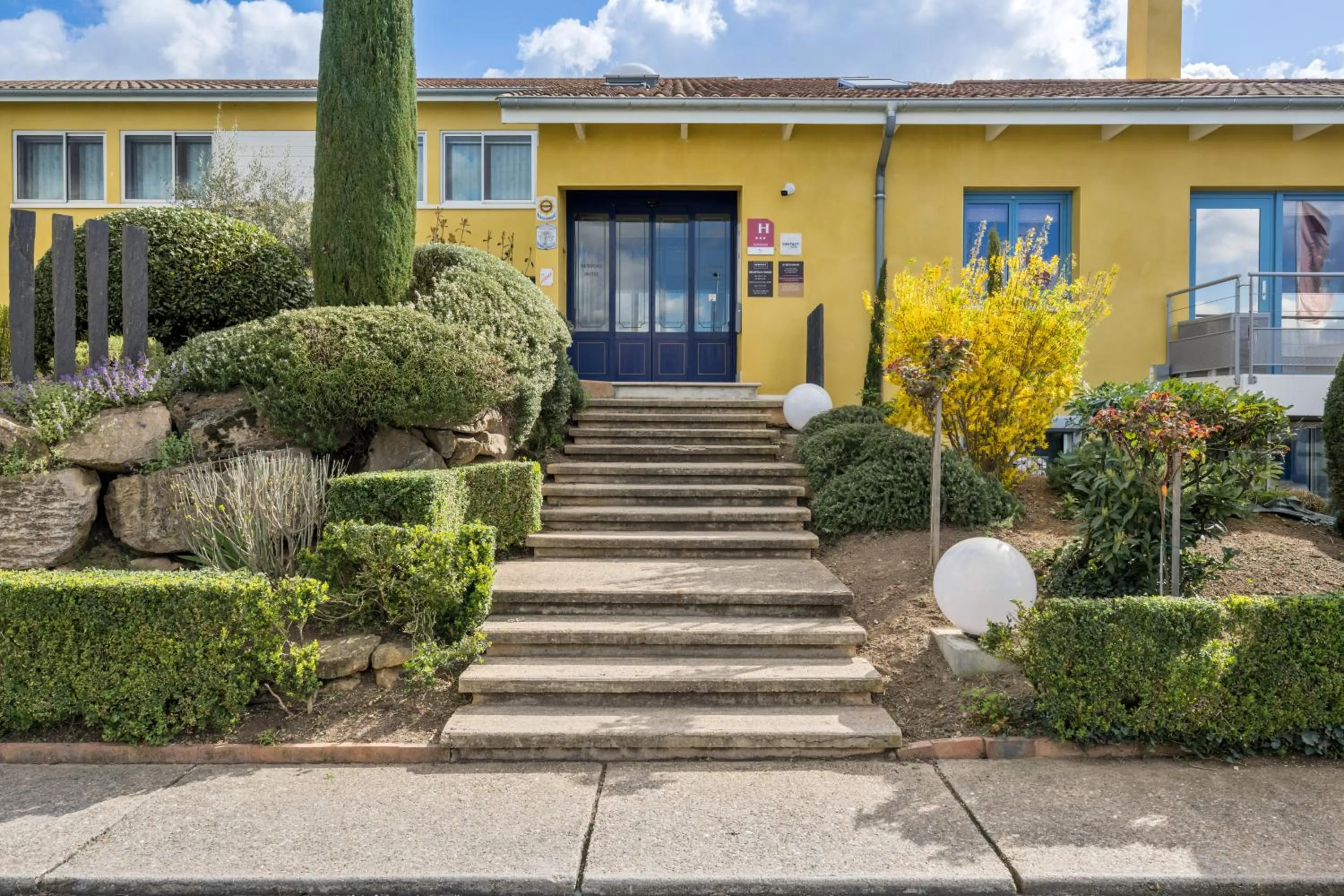 Property building in Hôtel Newport