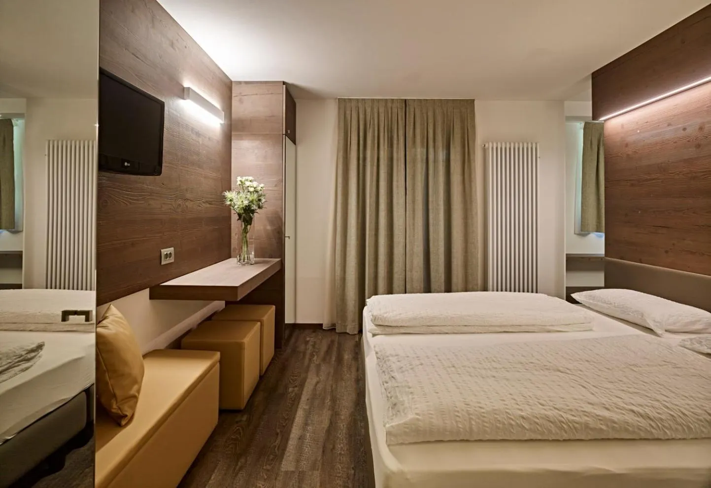 Bedroom, Bed in Hotel Montana