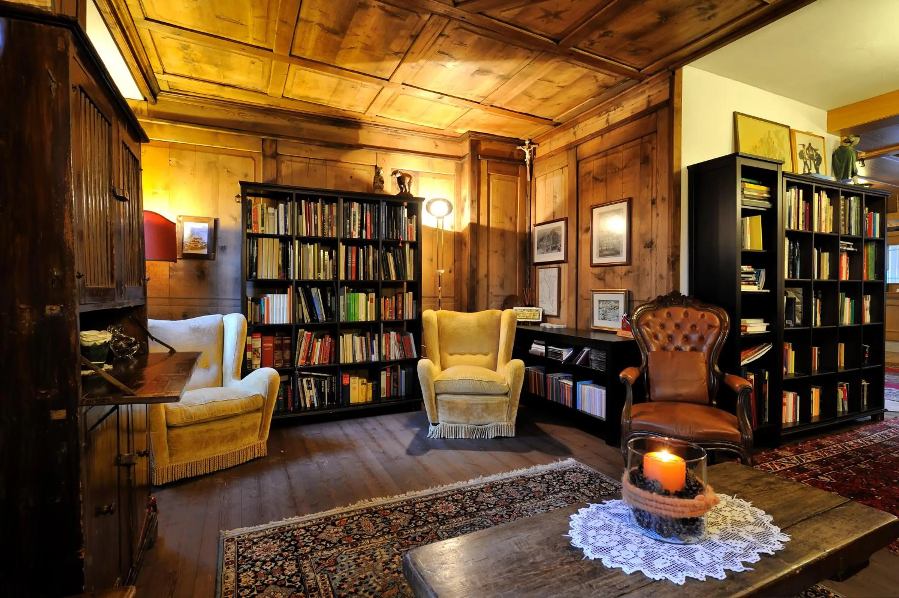 Library in Hotel Montana