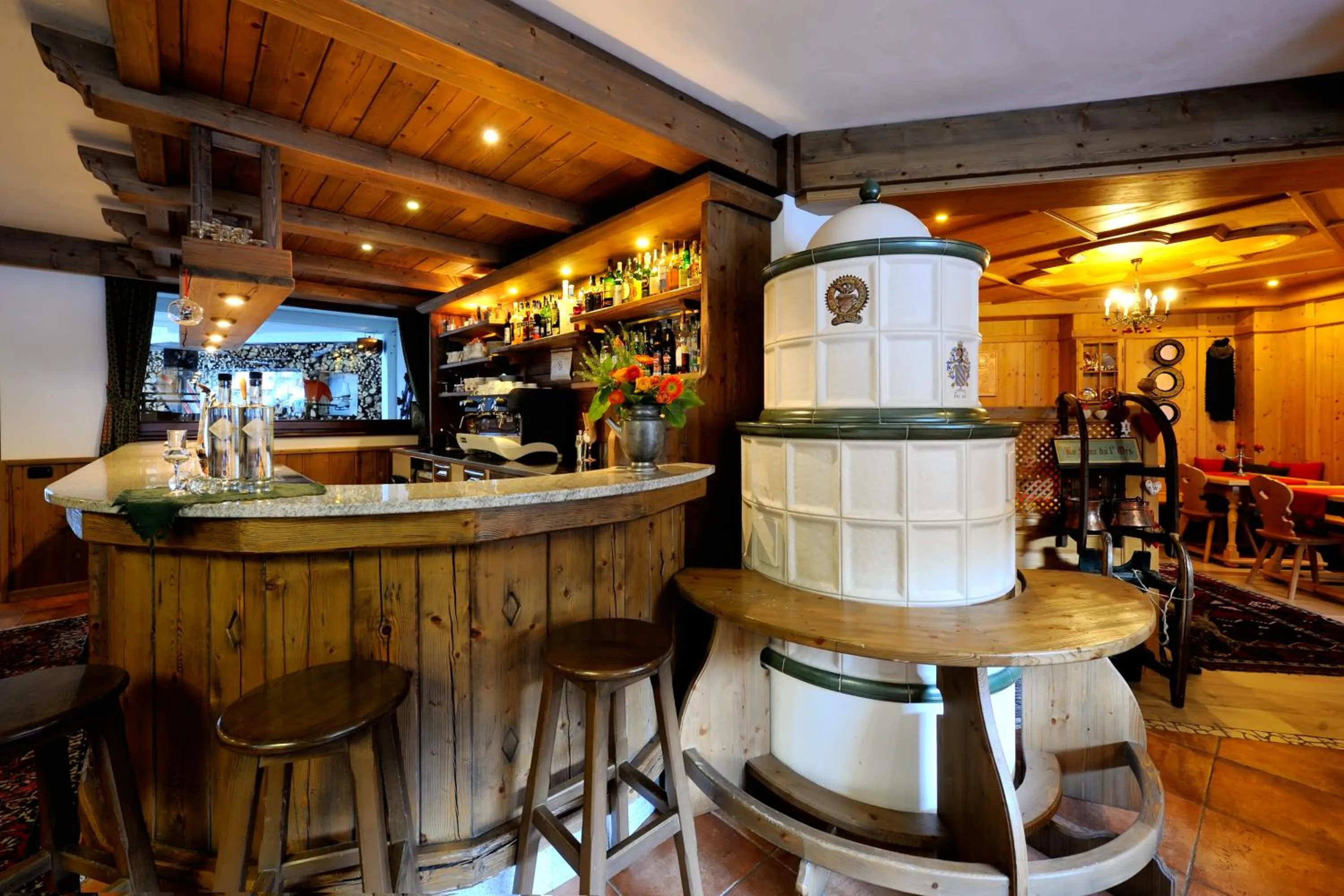 Restaurant/places to eat in Hotel Montana