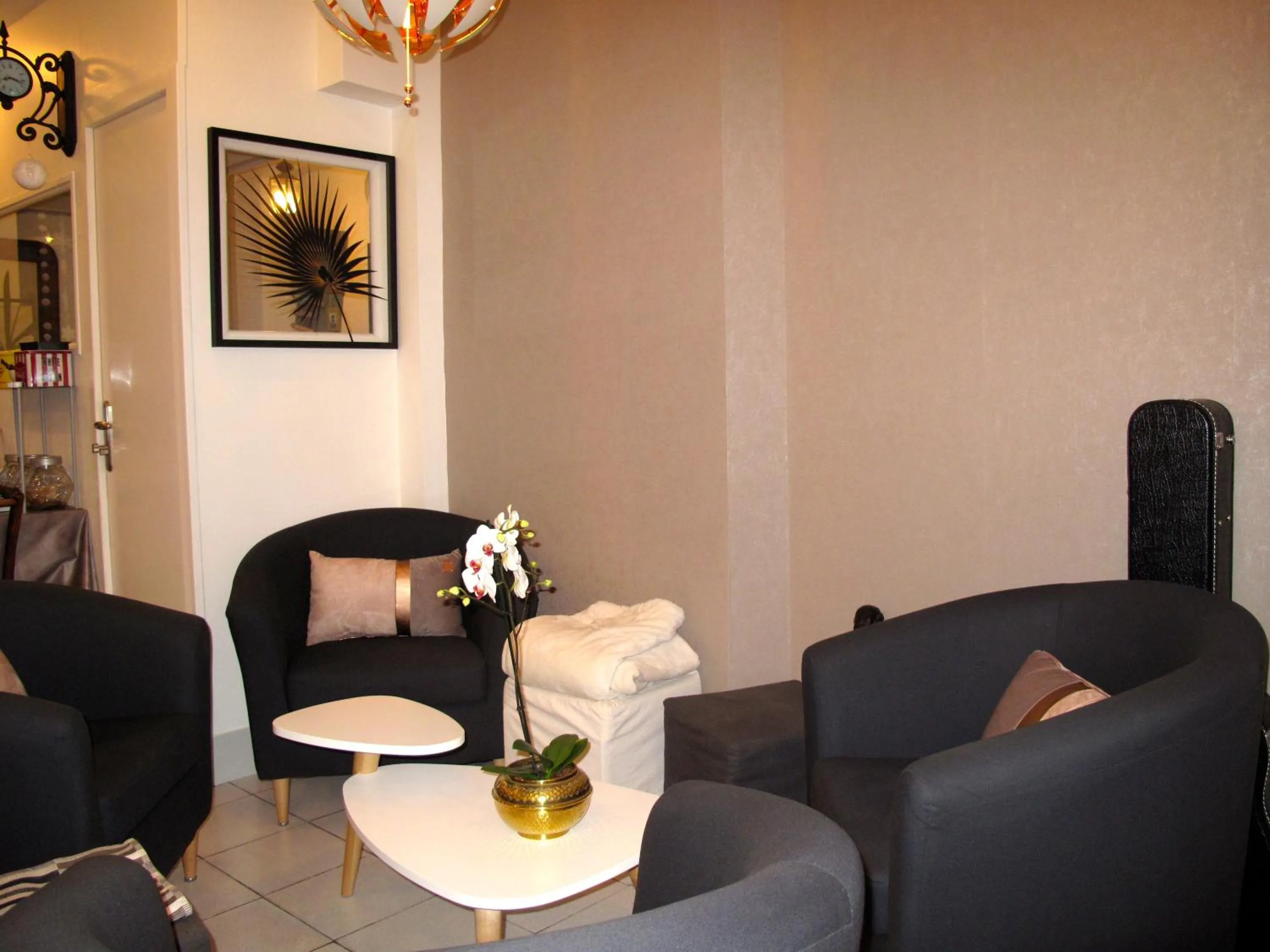 Restaurant/places to eat in Nouvel Hotel