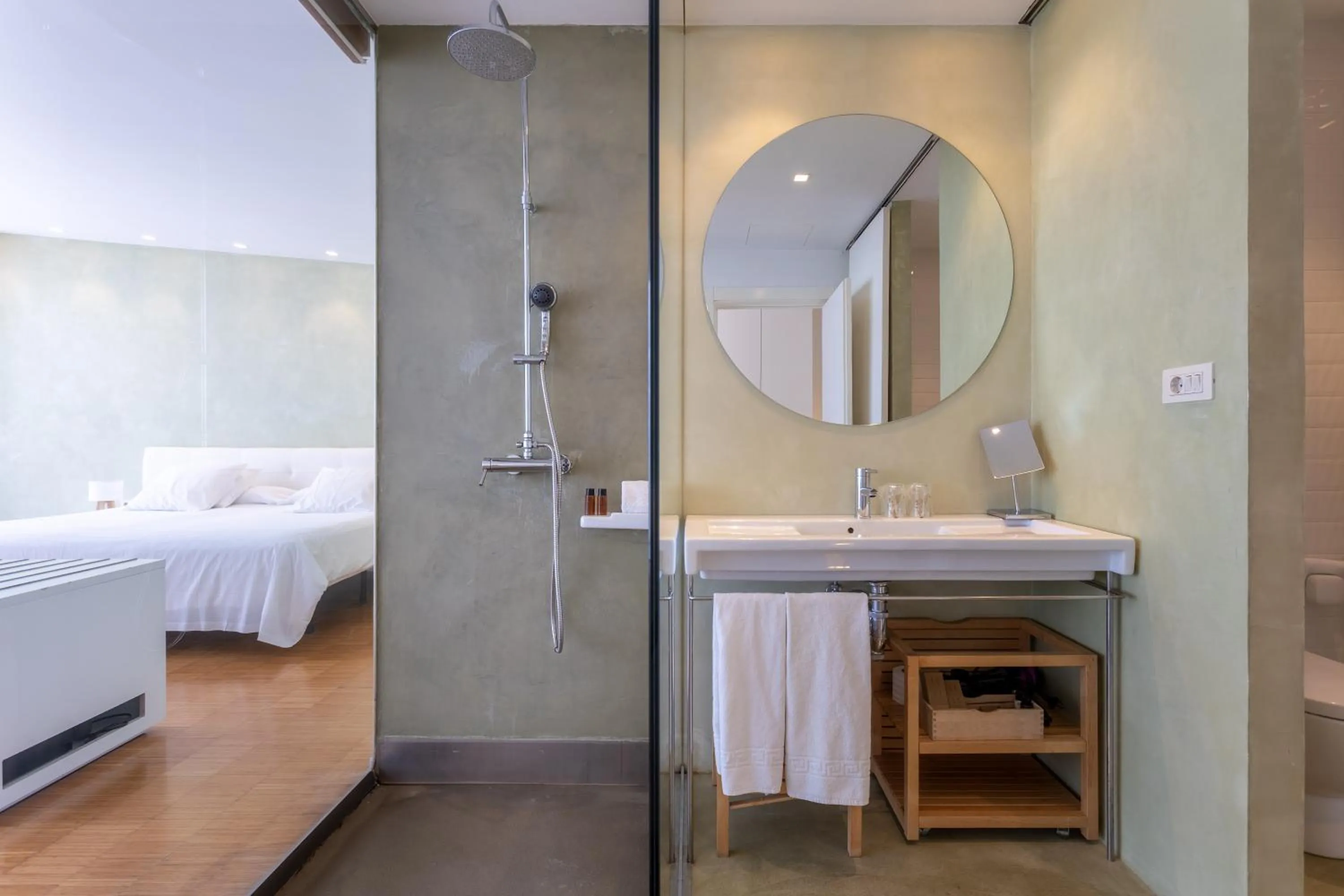 Shower, Bed in Hotel-Bodega Finca de Los Arandinos