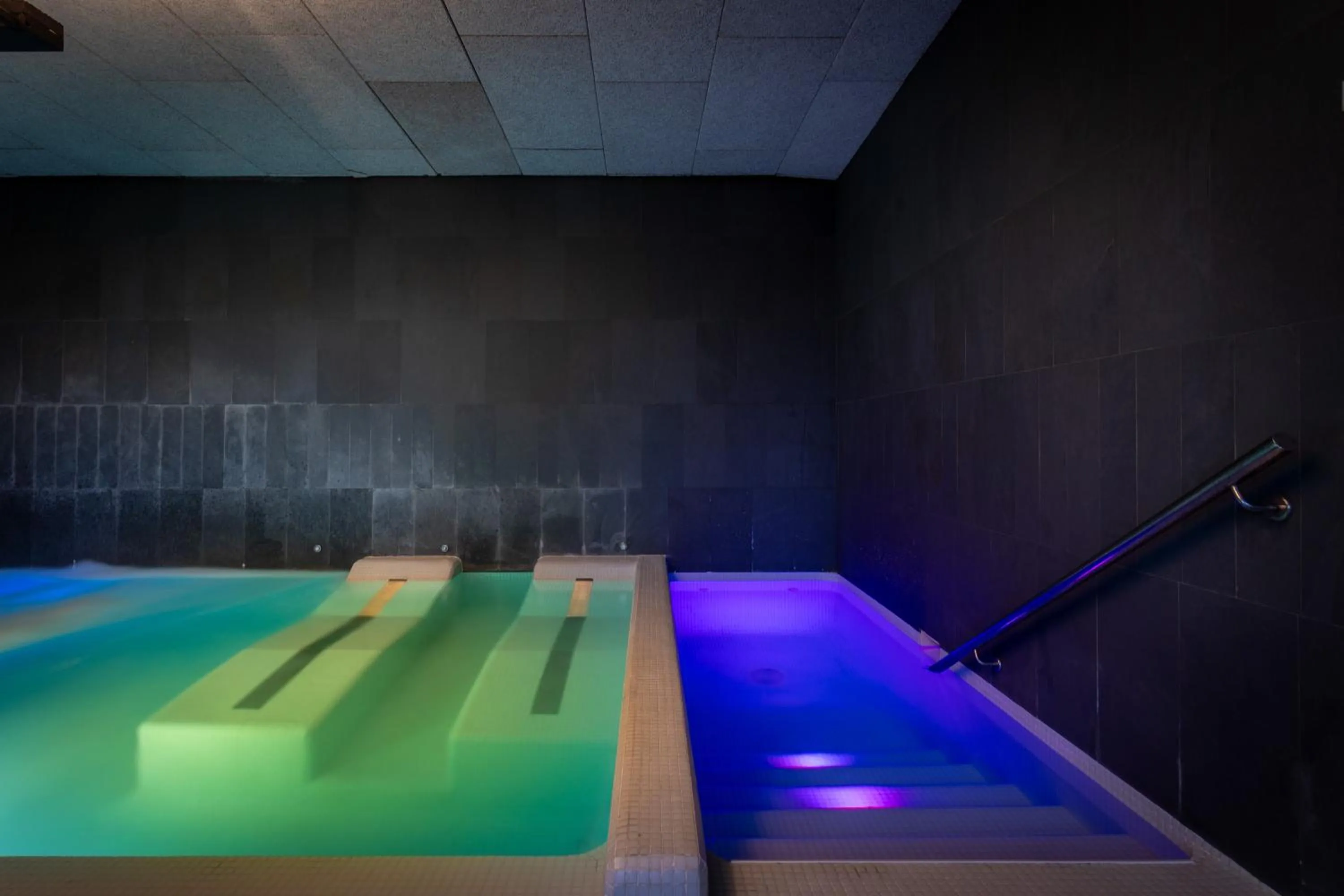 Swimming pool in Hotel-Bodega Finca de Los Arandinos