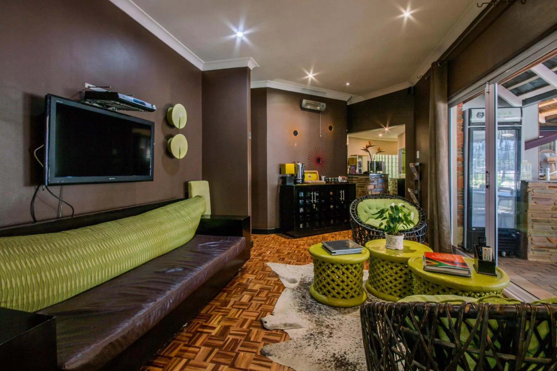 Communal lounge/ TV room in Glendower View Guest House